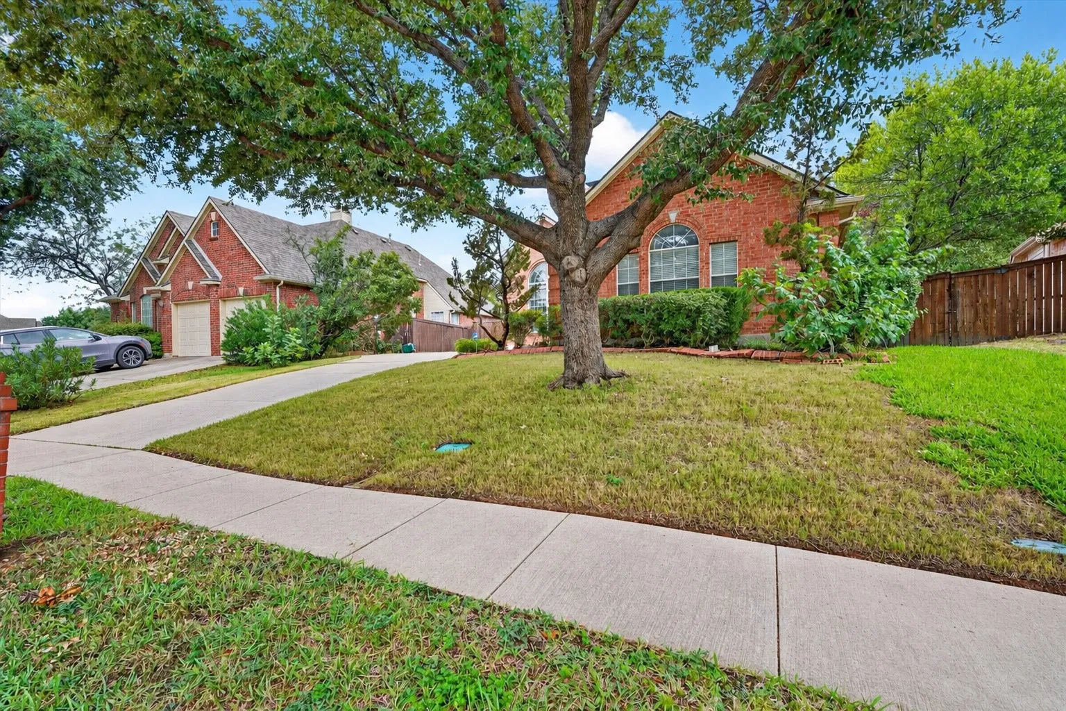 Single Family Residence For Sale in Dallas County , 9803 Hickory Hollow Lane, Irving, Texas 75063, 3 Bedroom, 3 Bathroom, 2 Garage spaces, 2,327 Sqft, built in 1994, mls#21365063, Real Estate Agent in Irving, Homes For Sale in Dallas county, Homes For Sale in Irving, Realtor in Irving Texas, Real Estate Brokerage Independent Realty Texas, Luminita Cordes Realtor