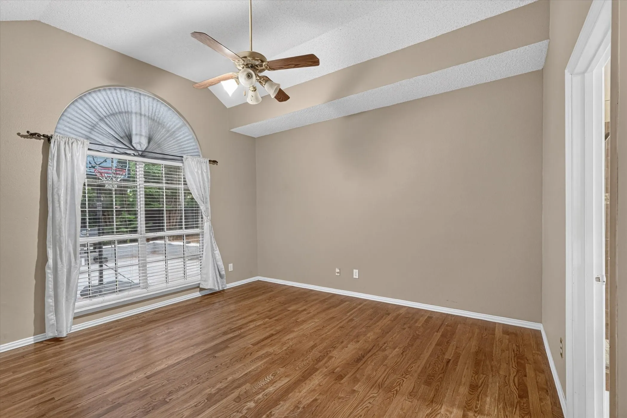 Single Family Residence For Sale in Dallas County , 9803 Hickory Hollow Lane, Irving, Texas 75063, 3 Bedroom, 3 Bathroom, 2 Garage spaces, 2,327 Sqft, built in 1994, mls#21365063, Real Estate Agent in Irving, Homes For Sale in Dallas county, Homes For Sale in Irving, Realtor in Irving Texas, Real Estate Brokerage Independent Realty Texas, Luminita Cordes Realtor