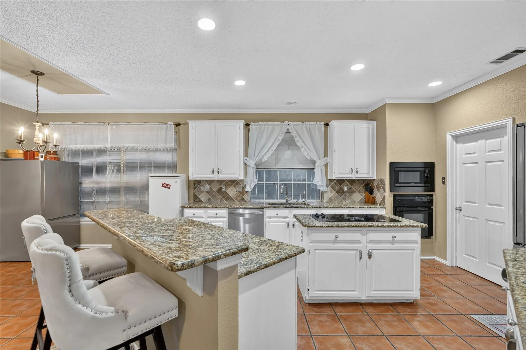 Single Family Residence For Sale in Dallas County , 9803 Hickory Hollow Lane, Irving, Texas 75063, 3 Bedroom, 3 Bathroom, 2 Garage spaces, 2,327 Sqft, built in 1994, mls#21365063, Real Estate Agent in Irving, Homes For Sale in Dallas county, Homes For Sale in Irving, Realtor in Irving Texas, Real Estate Brokerage Independent Realty Texas, Luminita Cordes Realtor