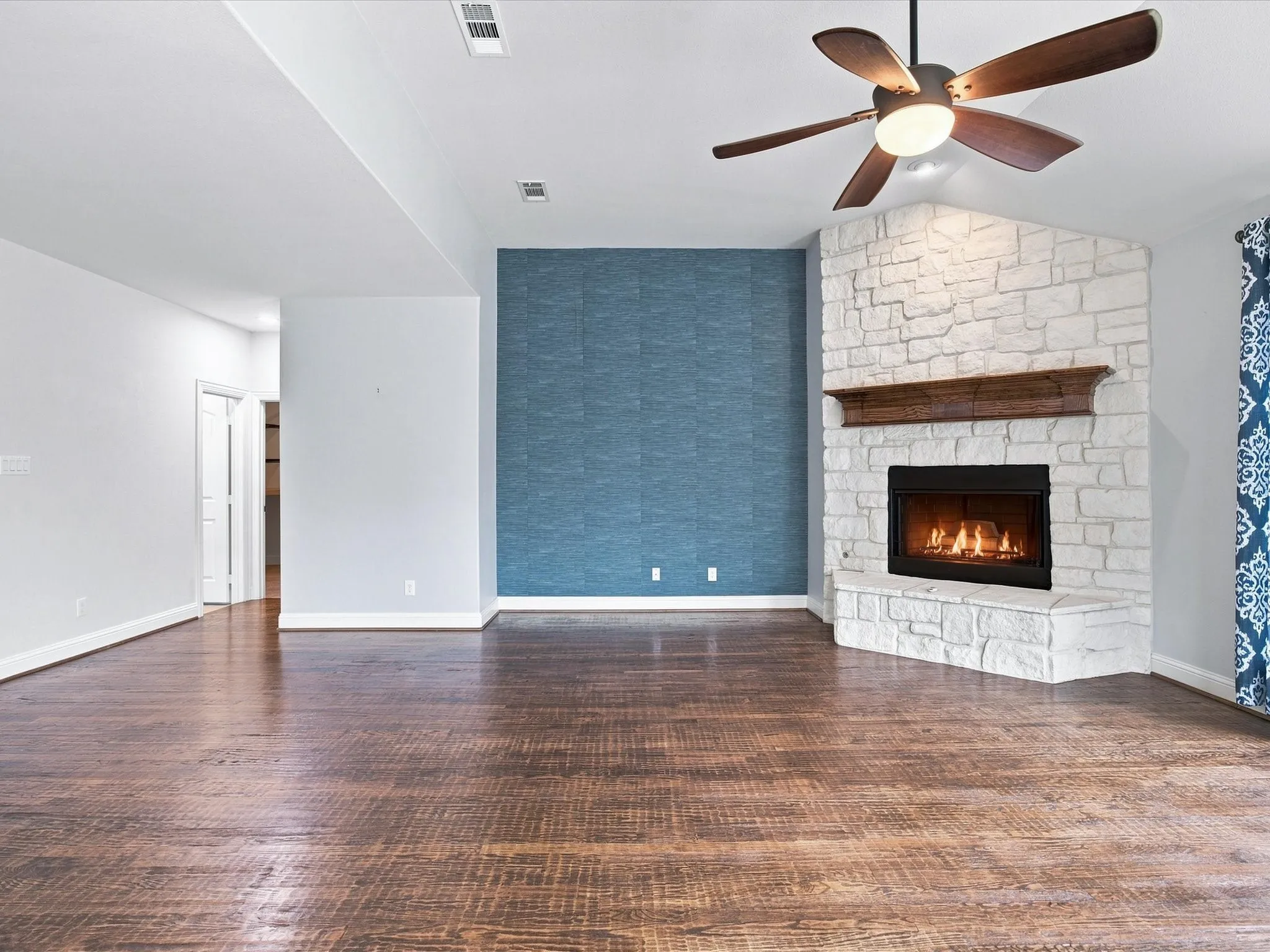 Single Family Residence For Sale in Collin County , 412 Oriole Drive, Murphy, Texas 75094, 4 Bedroom, 4 Bathroom, 3 Garage spaces, 3,358 Sqft, built in 2011, mls#21379824, Real Estate Agent in Murphy, Homes For Sale in Collin county, Homes For Sale in Murphy, Realtor in Murphy Texas, Real Estate Brokerage Independent Realty Texas, Luminita Cordes Realtor