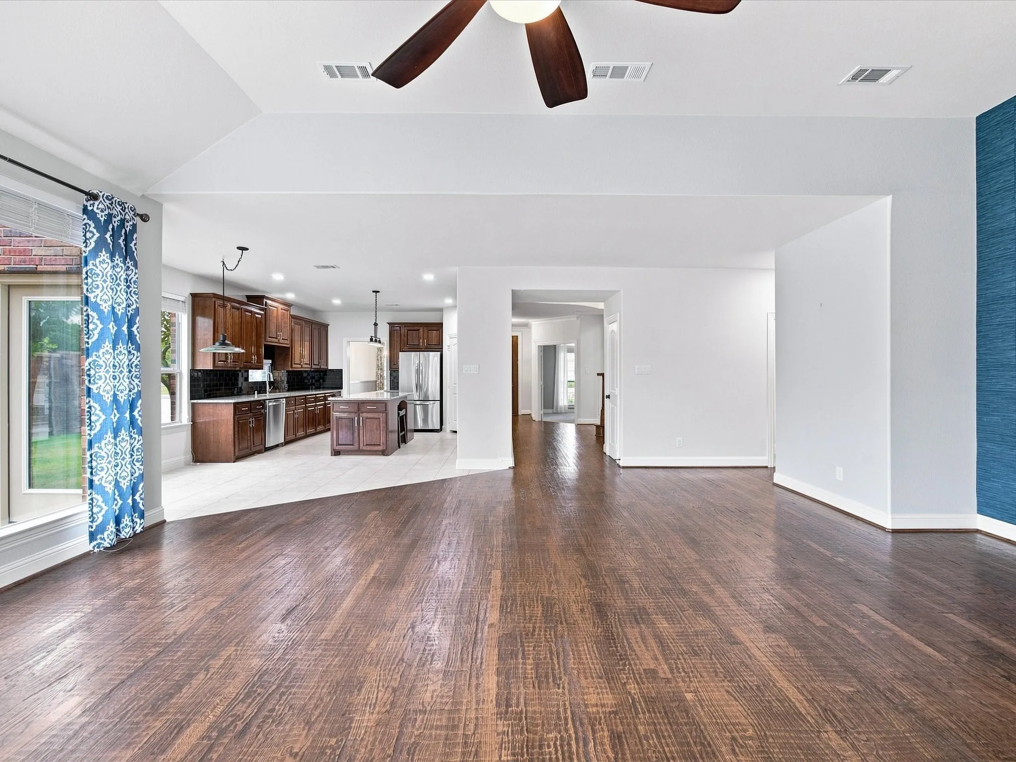 Single Family Residence For Sale in Collin County , 412 Oriole Drive, Murphy, Texas 75094, 4 Bedroom, 4 Bathroom, 3 Garage spaces, 3,358 Sqft, built in 2011, mls#21379824, Real Estate Agent in Murphy, Homes For Sale in Collin county, Homes For Sale in Murphy, Realtor in Murphy Texas, Real Estate Brokerage Independent Realty Texas, Luminita Cordes Realtor