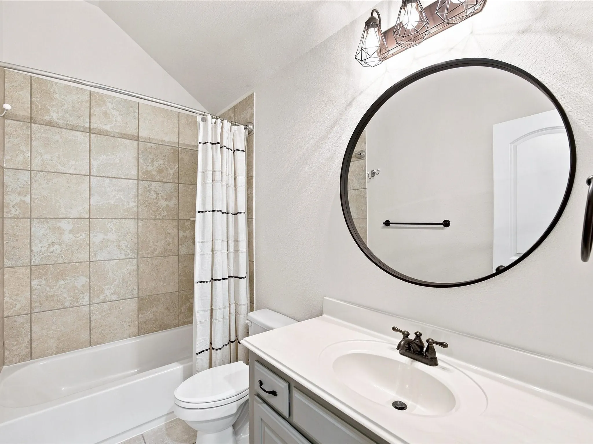 2nd full upstairs bathroom