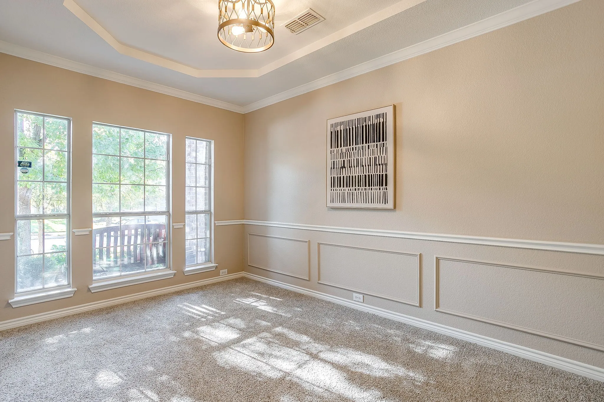 Tray ceiling with decorative lighting fixture