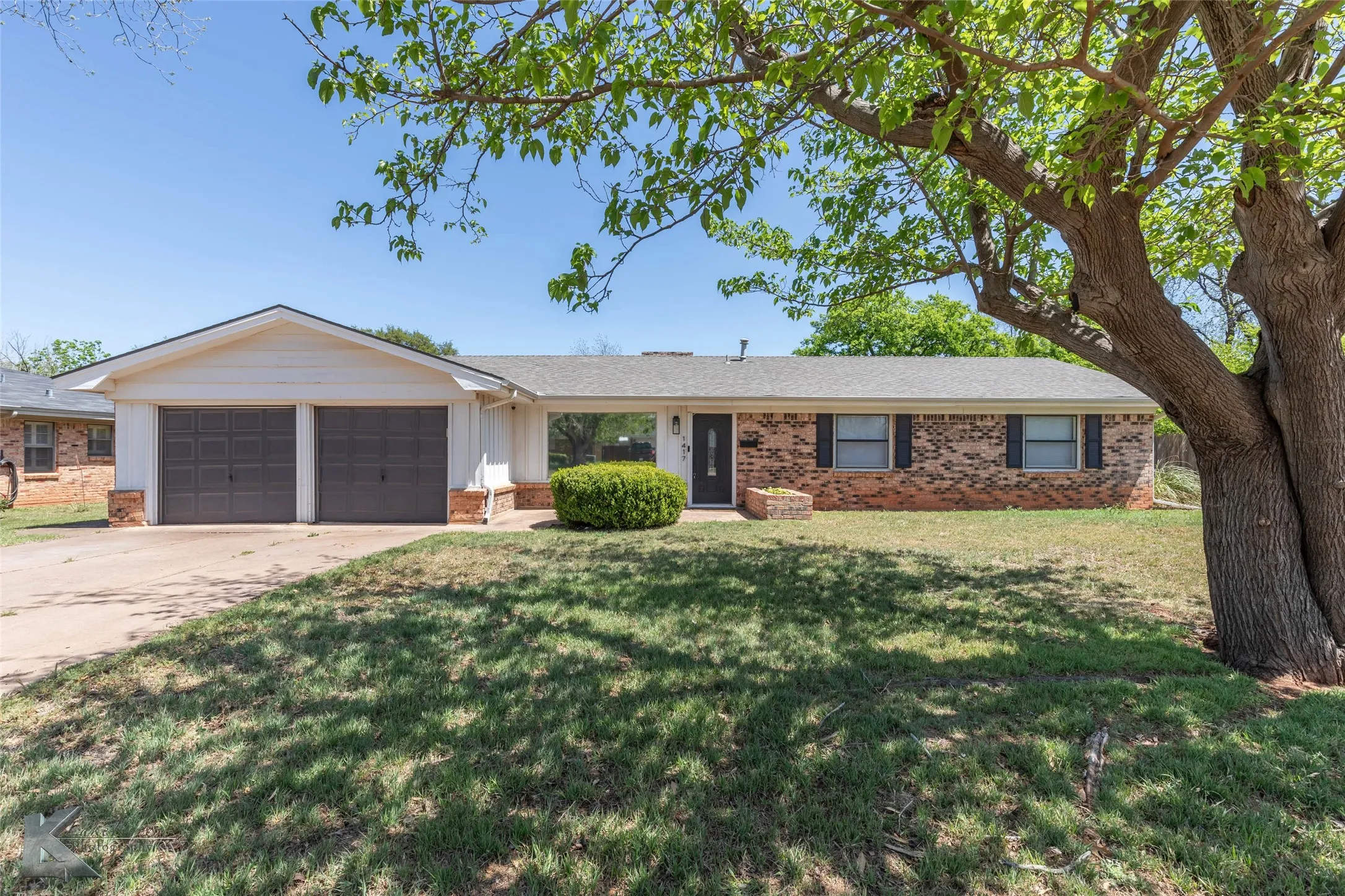 Single Family Residence For Rent in Taylor County , 1417 Westwood Drive, Abilene, Texas 79603, 3 Bedroom, 2 Bathroom, 2 Garage spaces, 1,543 Sqft, built in 1960, mls#21377054, Real Estate Agent in Abilene, Homes For Rent in Taylor county, Homes For Rent in Abilene, Realtor in Abilene Texas, Real Estate Brokerage Independent Realty Texas, Luminita Cordes Realtor