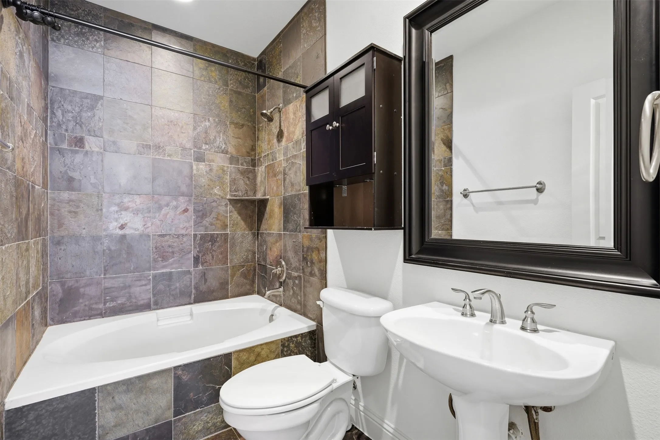 Townhouse For Sale in Tarrant County , 636 E Bluff Street, Fort Worth, Texas 76102, 2 Bedroom, 3 Bathroom, 2 Garage spaces, 2,203 Sqft, built in 2006, mls#21380043, Real Estate Agent in Fort Worth, Homes For Sale in Tarrant county, Homes For Sale in Fort Worth, Realtor in Fort Worth Texas, Real Estate Brokerage Independent Realty Texas, Luminita Cordes Realtor