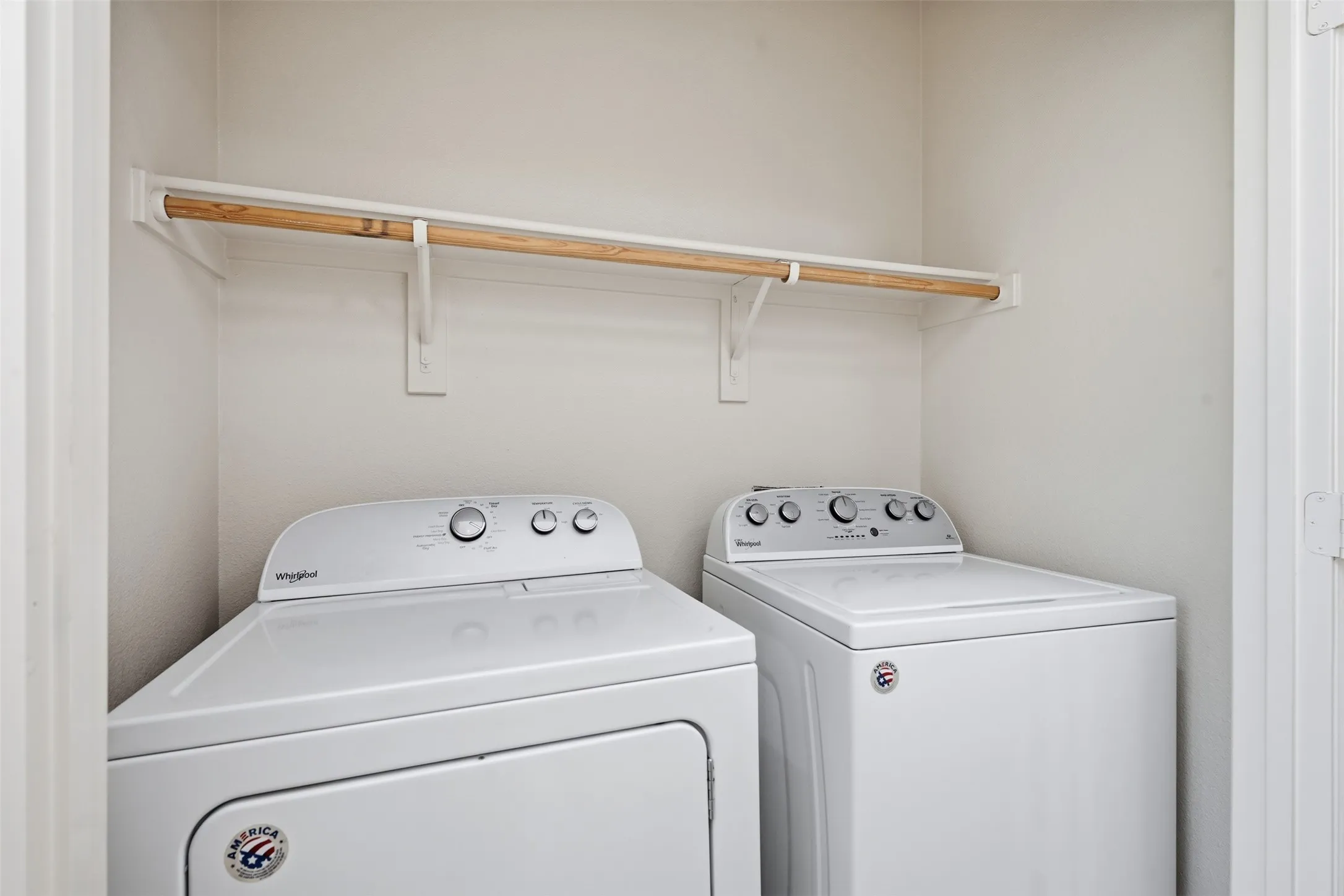 Townhouse For Sale in Tarrant County , 636 E Bluff Street, Fort Worth, Texas 76102, 2 Bedroom, 3 Bathroom, 2 Garage spaces, 2,203 Sqft, built in 2006, mls#21380043, Real Estate Agent in Fort Worth, Homes For Sale in Tarrant county, Homes For Sale in Fort Worth, Realtor in Fort Worth Texas, Real Estate Brokerage Independent Realty Texas, Luminita Cordes Realtor