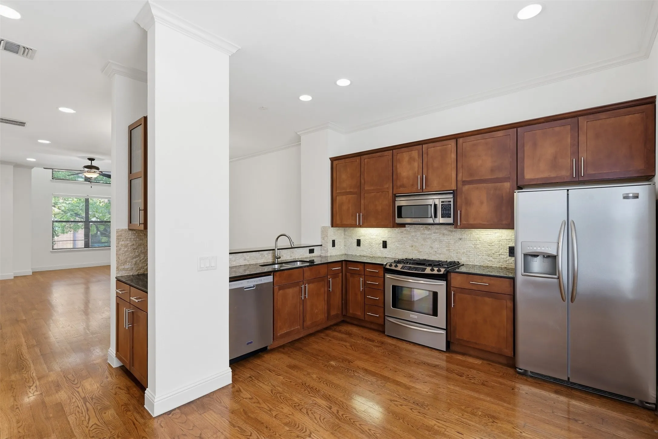 Townhouse For Sale in Tarrant County , 636 E Bluff Street, Fort Worth, Texas 76102, 2 Bedroom, 3 Bathroom, 2 Garage spaces, 2,203 Sqft, built in 2006, mls#21380043, Real Estate Agent in Fort Worth, Homes For Sale in Tarrant county, Homes For Sale in Fort Worth, Realtor in Fort Worth Texas, Real Estate Brokerage Independent Realty Texas, Luminita Cordes Realtor