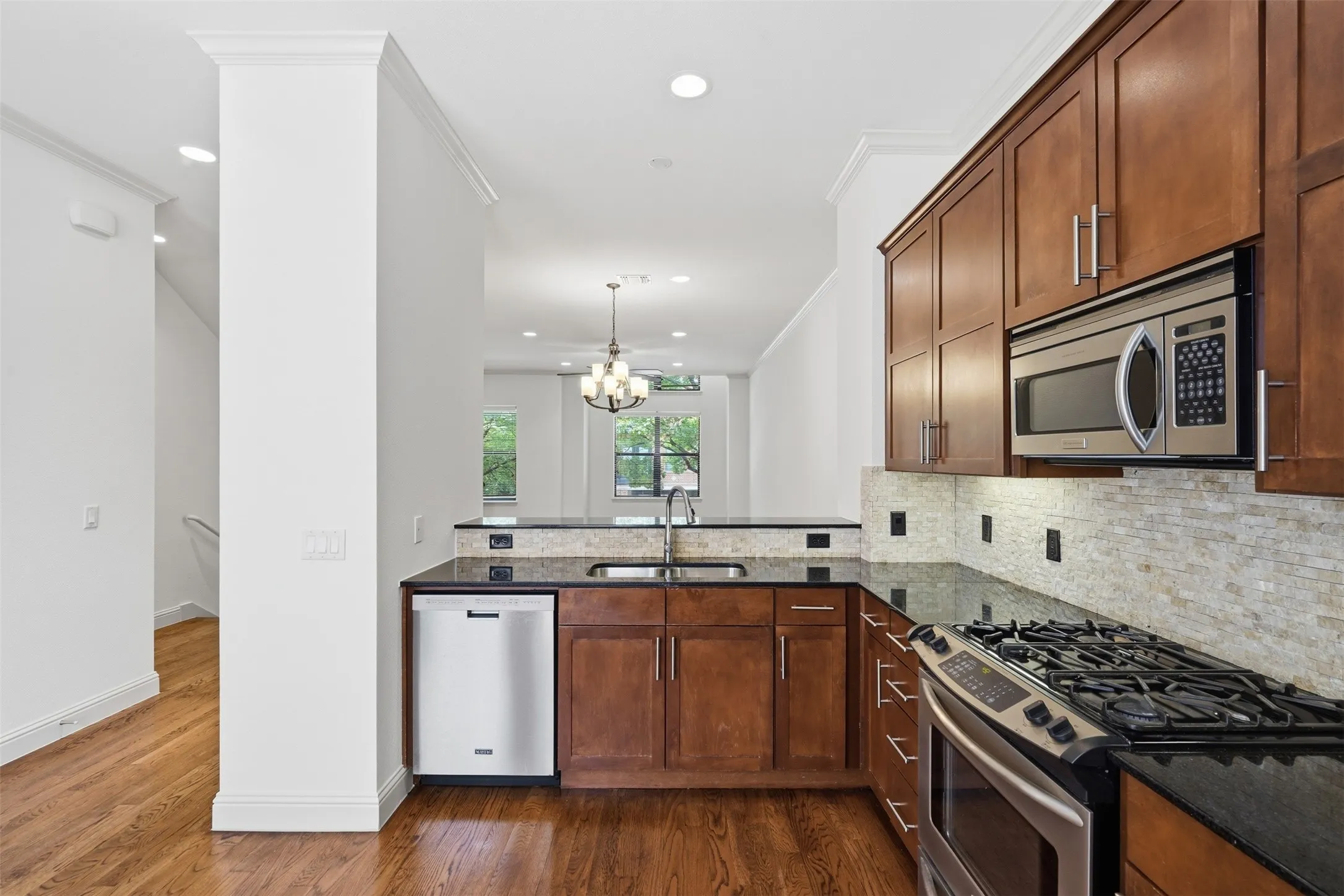 Townhouse For Sale in Tarrant County , 636 E Bluff Street, Fort Worth, Texas 76102, 2 Bedroom, 3 Bathroom, 2 Garage spaces, 2,203 Sqft, built in 2006, mls#21380043, Real Estate Agent in Fort Worth, Homes For Sale in Tarrant county, Homes For Sale in Fort Worth, Realtor in Fort Worth Texas, Real Estate Brokerage Independent Realty Texas, Luminita Cordes Realtor