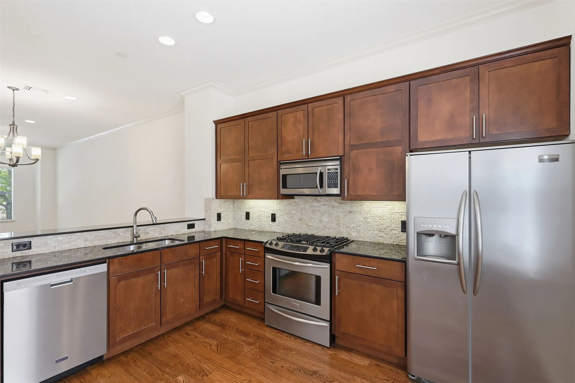 Townhouse For Sale in Tarrant County , 636 E Bluff Street, Fort Worth, Texas 76102, 2 Bedroom, 3 Bathroom, 2 Garage spaces, 2,203 Sqft, built in 2006, mls#21380043, Real Estate Agent in Fort Worth, Homes For Sale in Tarrant county, Homes For Sale in Fort Worth, Realtor in Fort Worth Texas, Real Estate Brokerage Independent Realty Texas, Luminita Cordes Realtor
