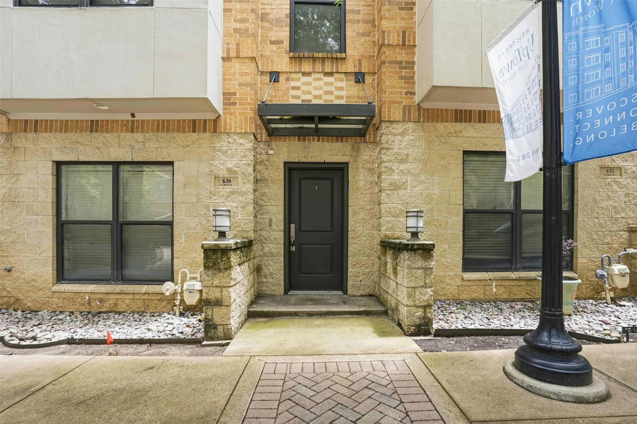 Townhouse For Sale in Tarrant County , 636 E Bluff Street, Fort Worth, Texas 76102, 2 Bedroom, 3 Bathroom, 2 Garage spaces, 2,203 Sqft, built in 2006, mls#21380043, Real Estate Agent in Fort Worth, Homes For Sale in Tarrant county, Homes For Sale in Fort Worth, Realtor in Fort Worth Texas, Real Estate Brokerage Independent Realty Texas, Luminita Cordes Realtor