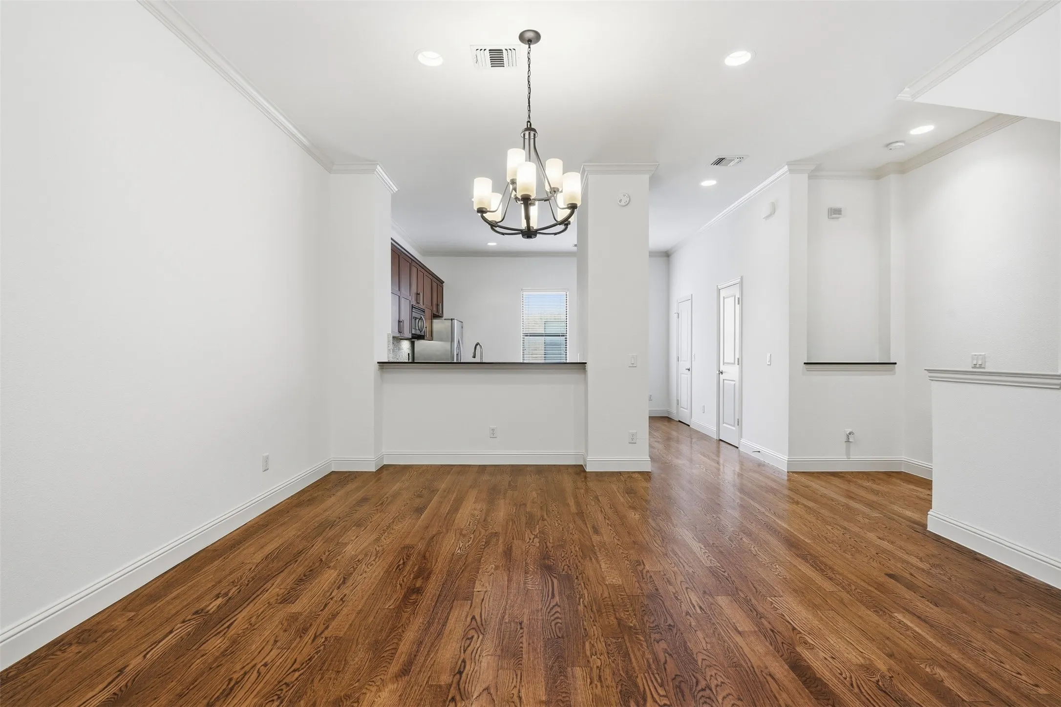 Townhouse For Sale in Tarrant County , 636 E Bluff Street, Fort Worth, Texas 76102, 2 Bedroom, 3 Bathroom, 2 Garage spaces, 2,203 Sqft, built in 2006, mls#21380043, Real Estate Agent in Fort Worth, Homes For Sale in Tarrant county, Homes For Sale in Fort Worth, Realtor in Fort Worth Texas, Real Estate Brokerage Independent Realty Texas, Luminita Cordes Realtor