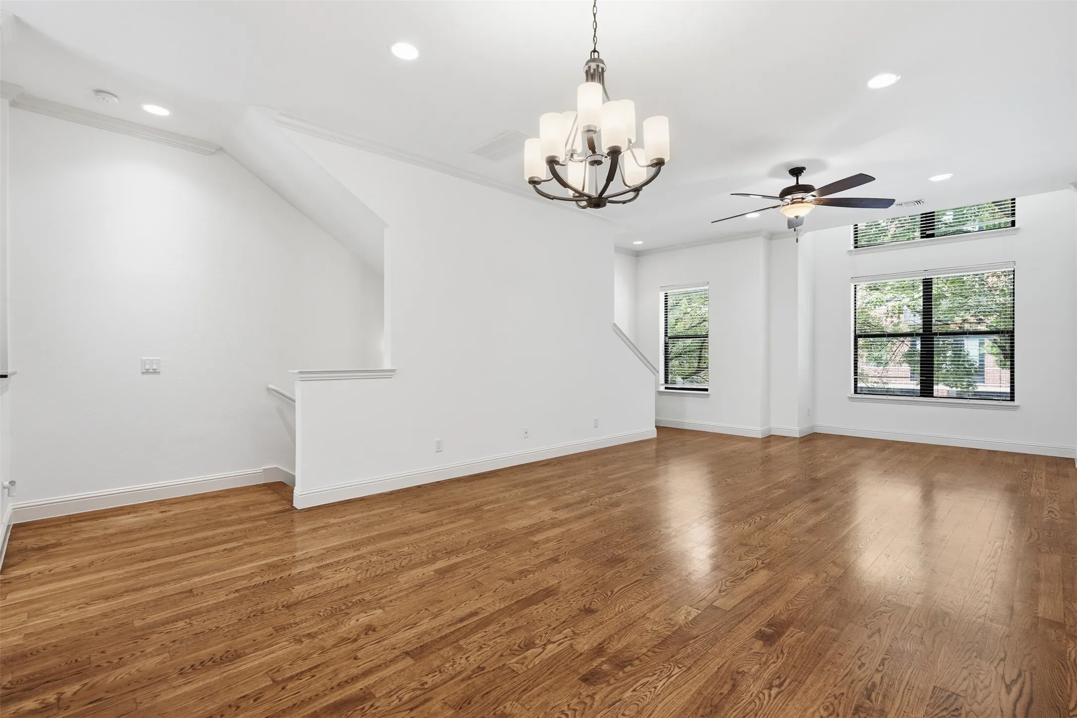 Townhouse For Sale in Tarrant County , 636 E Bluff Street, Fort Worth, Texas 76102, 2 Bedroom, 3 Bathroom, 2 Garage spaces, 2,203 Sqft, built in 2006, mls#21380043, Real Estate Agent in Fort Worth, Homes For Sale in Tarrant county, Homes For Sale in Fort Worth, Realtor in Fort Worth Texas, Real Estate Brokerage Independent Realty Texas, Luminita Cordes Realtor