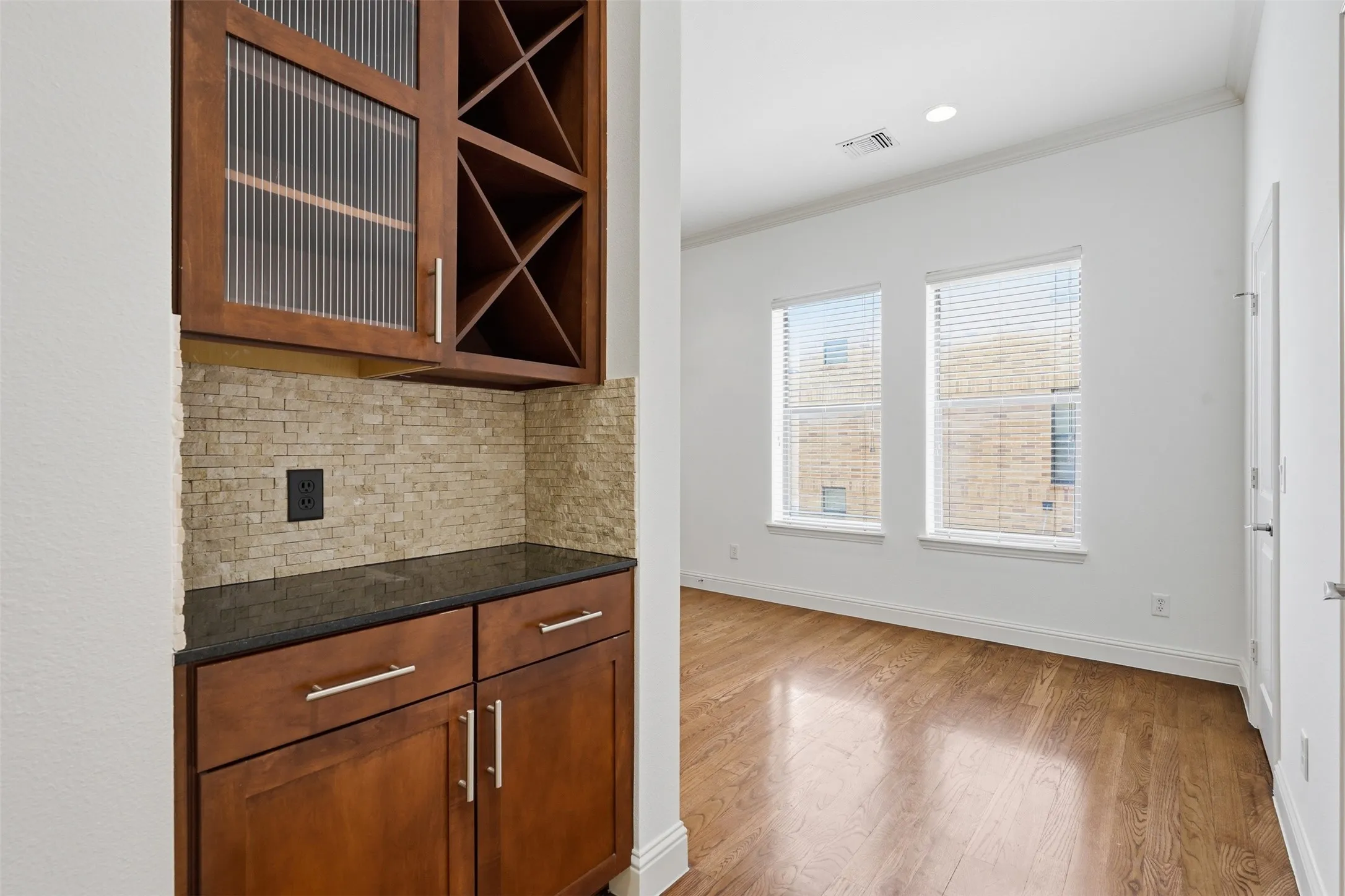 Townhouse For Sale in Tarrant County , 636 E Bluff Street, Fort Worth, Texas 76102, 2 Bedroom, 3 Bathroom, 2 Garage spaces, 2,203 Sqft, built in 2006, mls#21380043, Real Estate Agent in Fort Worth, Homes For Sale in Tarrant county, Homes For Sale in Fort Worth, Realtor in Fort Worth Texas, Real Estate Brokerage Independent Realty Texas, Luminita Cordes Realtor