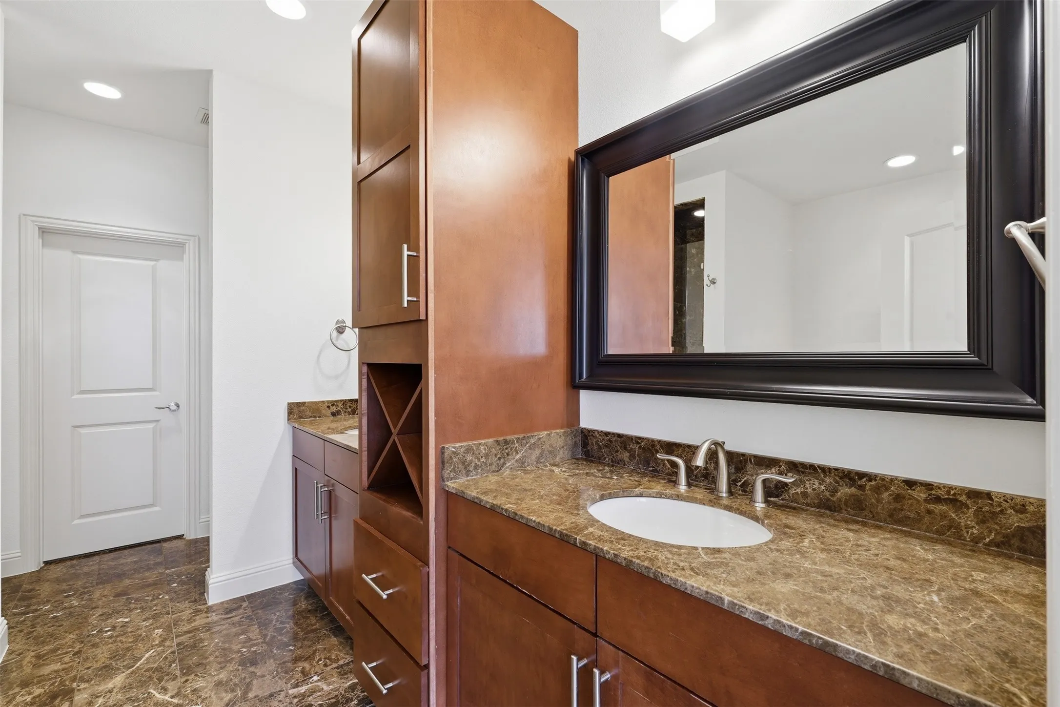 Townhouse For Sale in Tarrant County , 636 E Bluff Street, Fort Worth, Texas 76102, 2 Bedroom, 3 Bathroom, 2 Garage spaces, 2,203 Sqft, built in 2006, mls#21380043, Real Estate Agent in Fort Worth, Homes For Sale in Tarrant county, Homes For Sale in Fort Worth, Realtor in Fort Worth Texas, Real Estate Brokerage Independent Realty Texas, Luminita Cordes Realtor