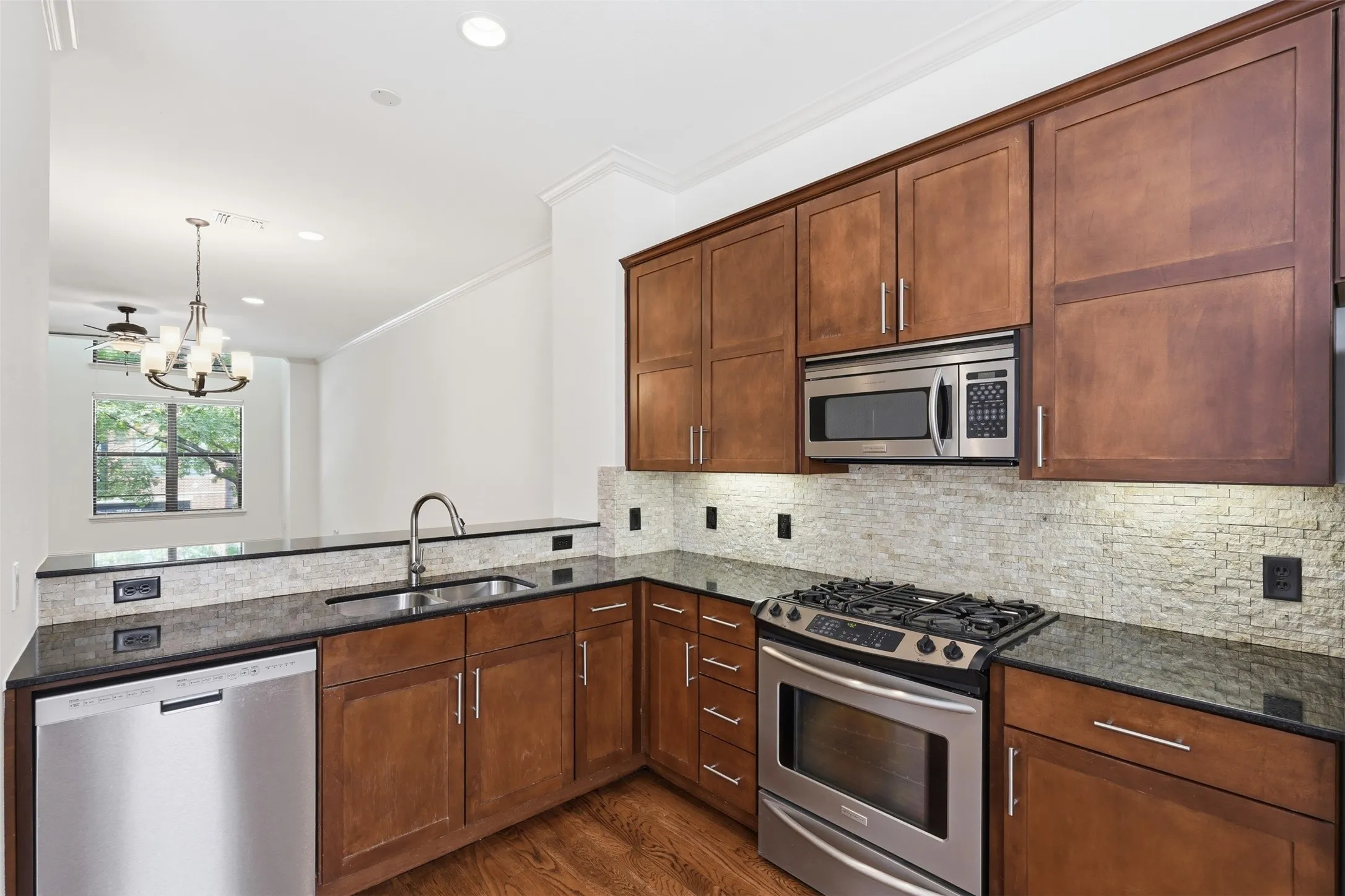 Townhouse For Sale in Tarrant County , 636 E Bluff Street, Fort Worth, Texas 76102, 2 Bedroom, 3 Bathroom, 2 Garage spaces, 2,203 Sqft, built in 2006, mls#21380043, Real Estate Agent in Fort Worth, Homes For Sale in Tarrant county, Homes For Sale in Fort Worth, Realtor in Fort Worth Texas, Real Estate Brokerage Independent Realty Texas, Luminita Cordes Realtor