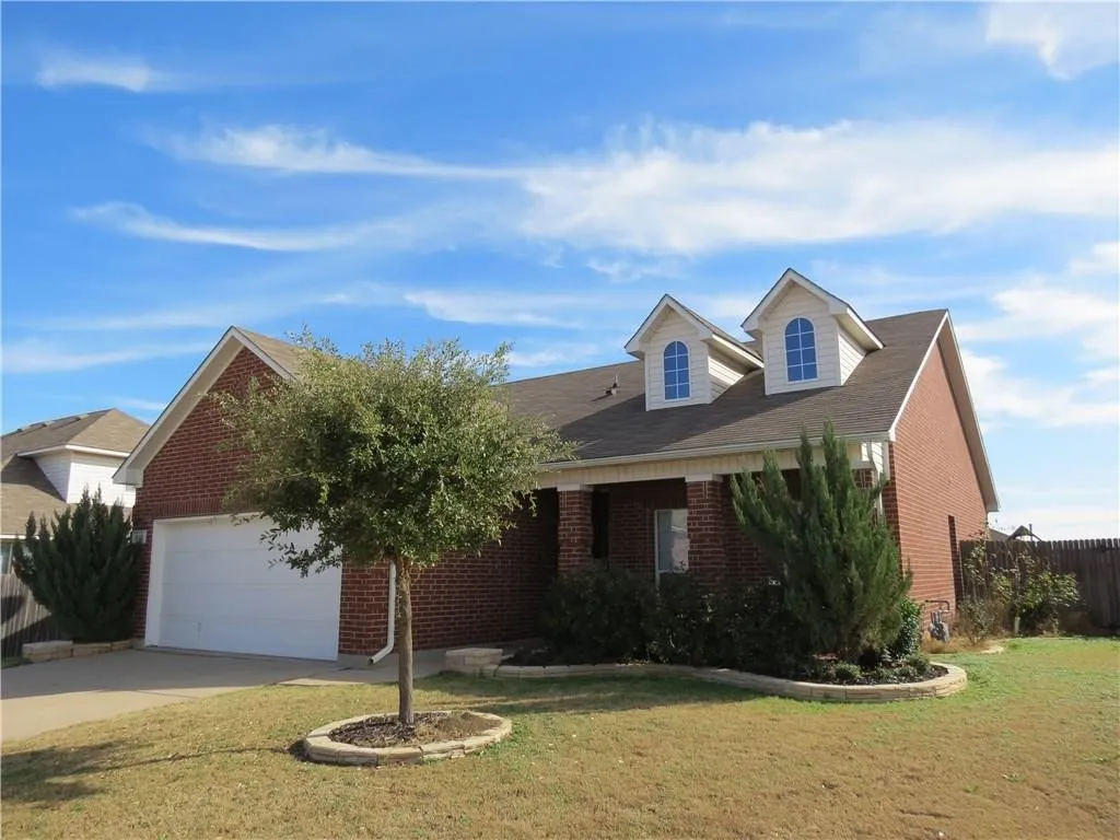 Single Family Residence For Rent in Tarrant County , 610 Poplar Vista Lane, Arlington, Texas 76002, 3 Bedroom, 2 Bathroom, 2 Garage spaces, 1,516 Sqft, built in 2005, mls#21379290, Real Estate Agent in Arlington, Homes For Rent in Tarrant county, Homes For Rent in Arlington, Realtor in Arlington Texas, Real Estate Brokerage Independent Realty Texas, Luminita Cordes Realtor