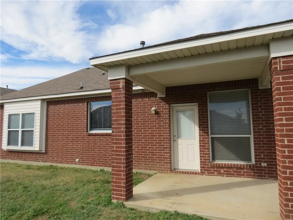 Single Family Residence For Rent in Tarrant County , 610 Poplar Vista Lane, Arlington, Texas 76002, 3 Bedroom, 2 Bathroom, 2 Garage spaces, 1,516 Sqft, built in 2005, mls#21379290, Real Estate Agent in Arlington, Homes For Rent in Tarrant county, Homes For Rent in Arlington, Realtor in Arlington Texas, Real Estate Brokerage Independent Realty Texas, Luminita Cordes Realtor