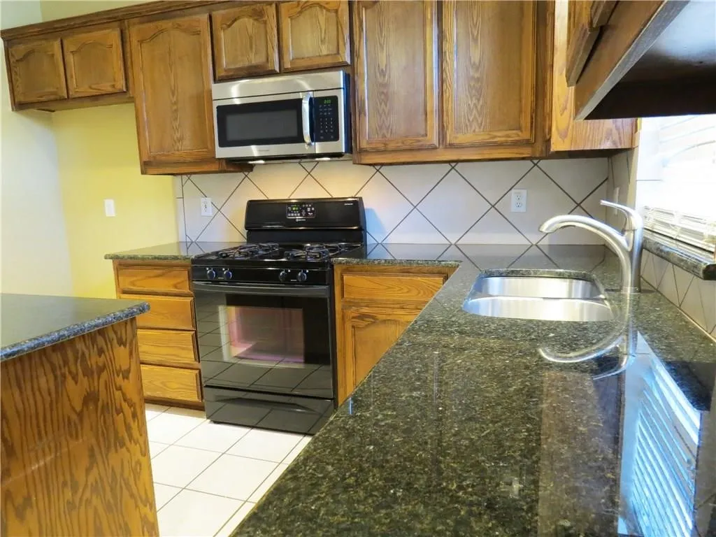 Single Family Residence For Rent in Tarrant County , 610 Poplar Vista Lane, Arlington, Texas 76002, 3 Bedroom, 2 Bathroom, 2 Garage spaces, 1,516 Sqft, built in 2005, mls#21379290, Real Estate Agent in Arlington, Homes For Rent in Tarrant county, Homes For Rent in Arlington, Realtor in Arlington Texas, Real Estate Brokerage Independent Realty Texas, Luminita Cordes Realtor