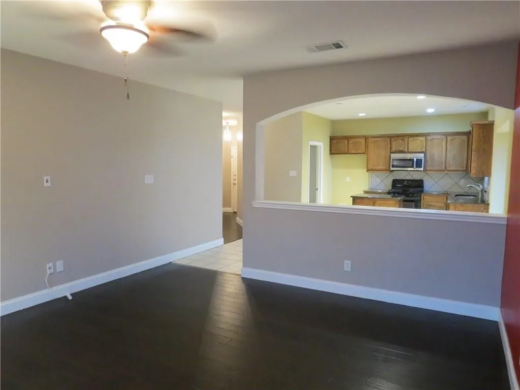 Single Family Residence For Rent in Tarrant County , 610 Poplar Vista Lane, Arlington, Texas 76002, 3 Bedroom, 2 Bathroom, 2 Garage spaces, 1,516 Sqft, built in 2005, mls#21379290, Real Estate Agent in Arlington, Homes For Rent in Tarrant county, Homes For Rent in Arlington, Realtor in Arlington Texas, Real Estate Brokerage Independent Realty Texas, Luminita Cordes Realtor