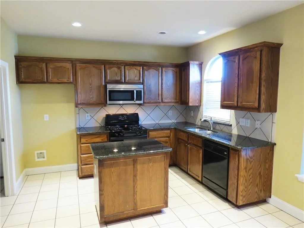 Single Family Residence For Rent in Tarrant County , 610 Poplar Vista Lane, Arlington, Texas 76002, 3 Bedroom, 2 Bathroom, 2 Garage spaces, 1,516 Sqft, built in 2005, mls#21379290, Real Estate Agent in Arlington, Homes For Rent in Tarrant county, Homes For Rent in Arlington, Realtor in Arlington Texas, Real Estate Brokerage Independent Realty Texas, Luminita Cordes Realtor