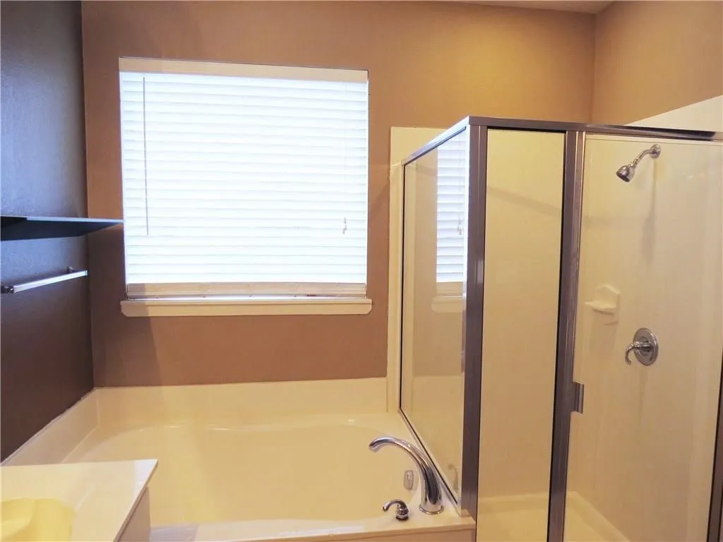 Single Family Residence For Rent in Tarrant County , 610 Poplar Vista Lane, Arlington, Texas 76002, 3 Bedroom, 2 Bathroom, 2 Garage spaces, 1,516 Sqft, built in 2005, mls#21379290, Real Estate Agent in Arlington, Homes For Rent in Tarrant county, Homes For Rent in Arlington, Realtor in Arlington Texas, Real Estate Brokerage Independent Realty Texas, Luminita Cordes Realtor