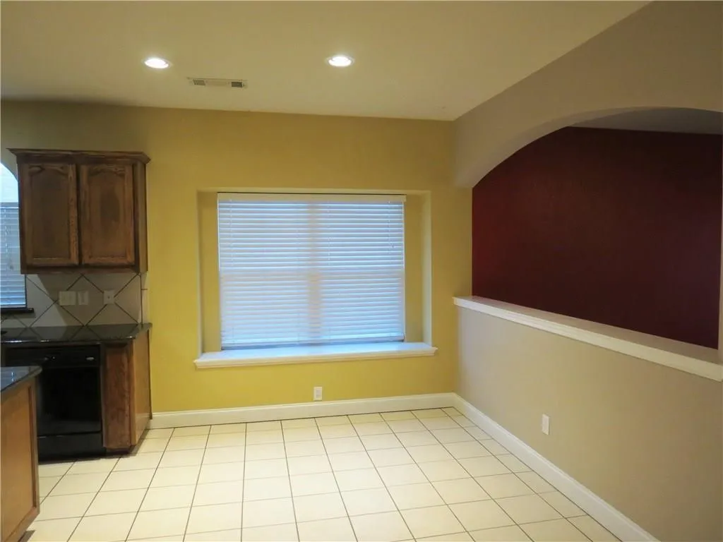 Single Family Residence For Rent in Tarrant County , 610 Poplar Vista Lane, Arlington, Texas 76002, 3 Bedroom, 2 Bathroom, 2 Garage spaces, 1,516 Sqft, built in 2005, mls#21379290, Real Estate Agent in Arlington, Homes For Rent in Tarrant county, Homes For Rent in Arlington, Realtor in Arlington Texas, Real Estate Brokerage Independent Realty Texas, Luminita Cordes Realtor