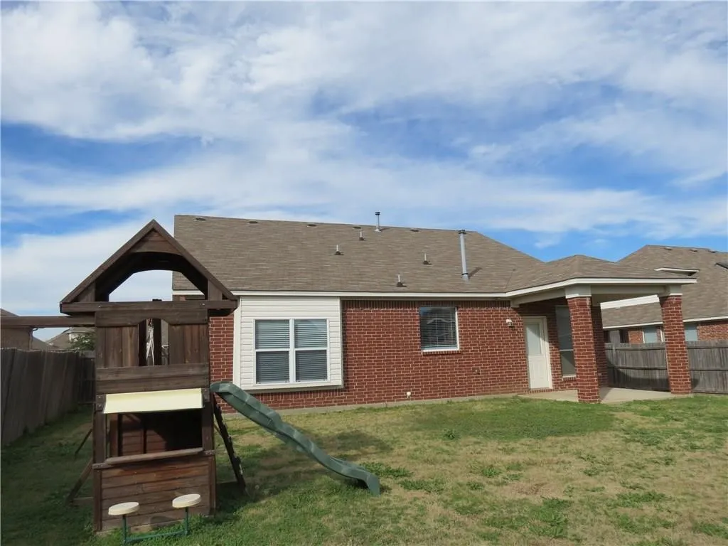 Single Family Residence For Rent in Tarrant County , 610 Poplar Vista Lane, Arlington, Texas 76002, 3 Bedroom, 2 Bathroom, 2 Garage spaces, 1,516 Sqft, built in 2005, mls#21379290, Real Estate Agent in Arlington, Homes For Rent in Tarrant county, Homes For Rent in Arlington, Realtor in Arlington Texas, Real Estate Brokerage Independent Realty Texas, Luminita Cordes Realtor