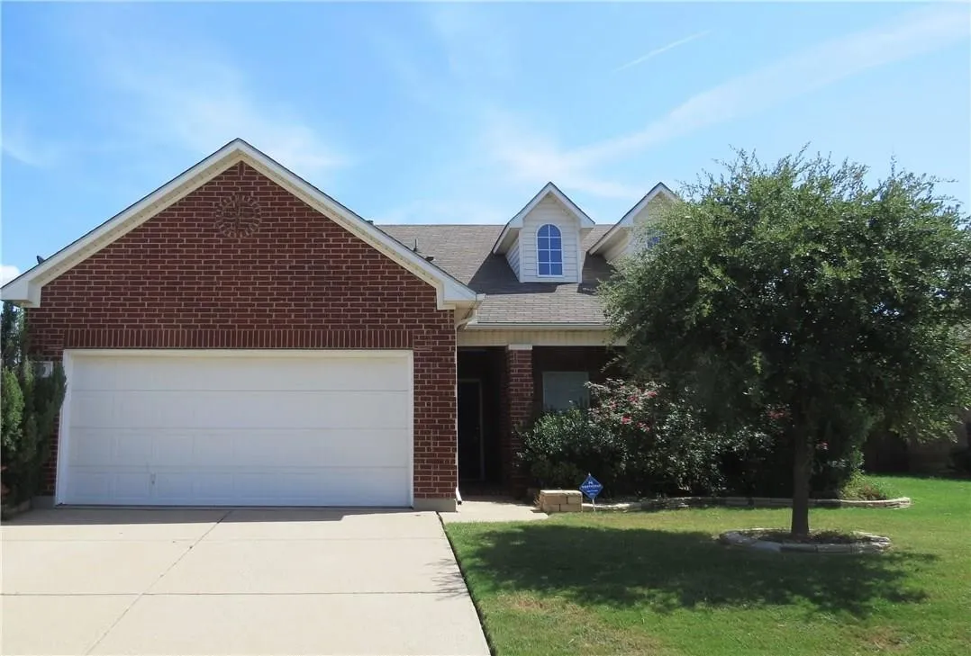 Single Family Residence For Rent in Tarrant County , 610 Poplar Vista Lane, Arlington, Texas 76002, 3 Bedroom, 2 Bathroom, 2 Garage spaces, 1,516 Sqft, built in 2005, mls#21379290, Real Estate Agent in Arlington, Homes For Rent in Tarrant county, Homes For Rent in Arlington, Realtor in Arlington Texas, Real Estate Brokerage Independent Realty Texas, Luminita Cordes Realtor
