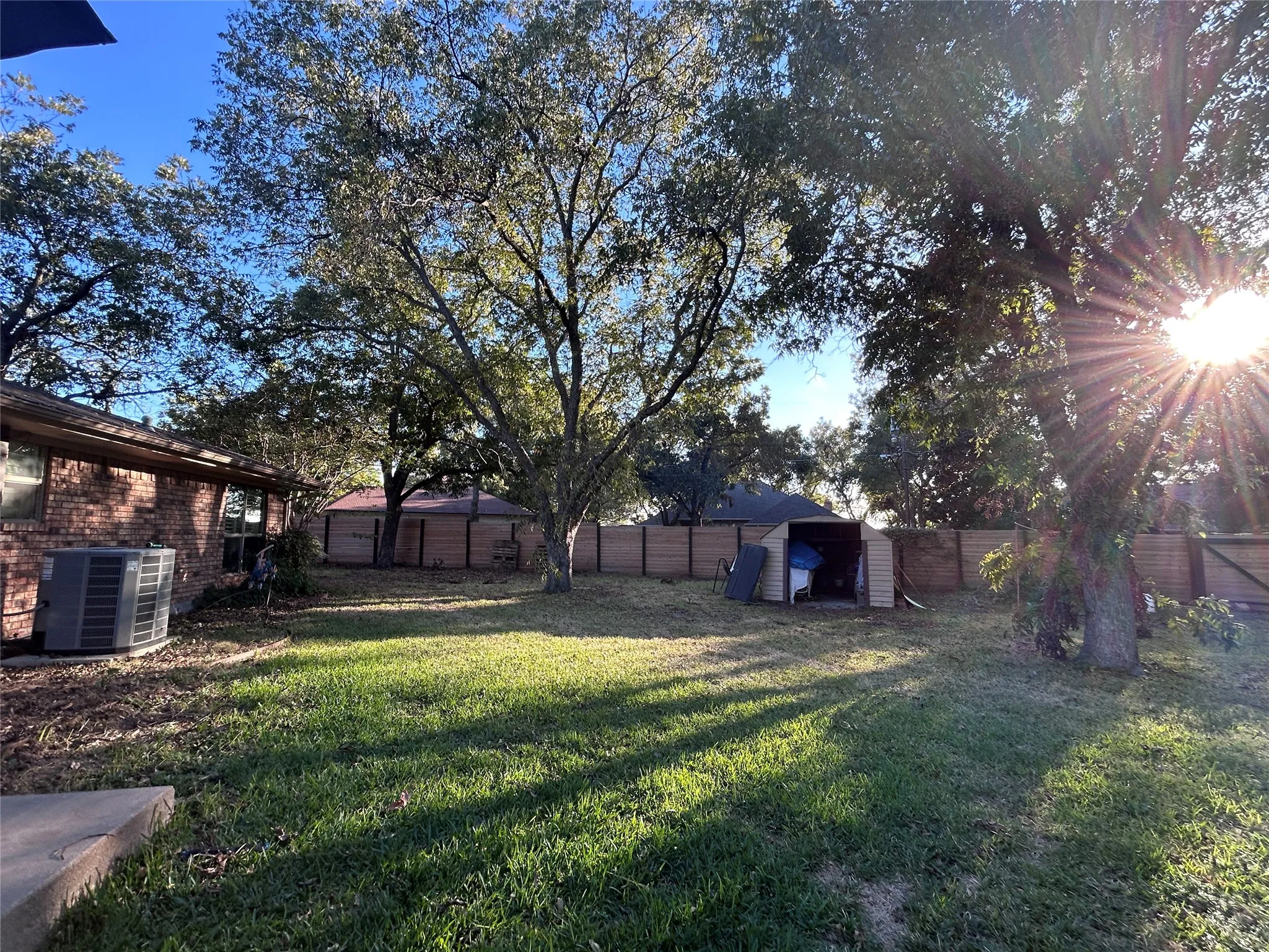 Single Family Residence For Rent in Hood County , 4512 Cimmaron Trail, De Cordova, Texas 76049, 3 Bedroom, 2 Bathroom, 2 Garage spaces, 1,710 Sqft, built in 1977, mls#21379396, Real Estate Agent in De Cordova, Homes For Rent in Hood county, Homes For Rent in De Cordova, Realtor in De Cordova Texas, Real Estate Brokerage Independent Realty Texas, Luminita Cordes Realtor