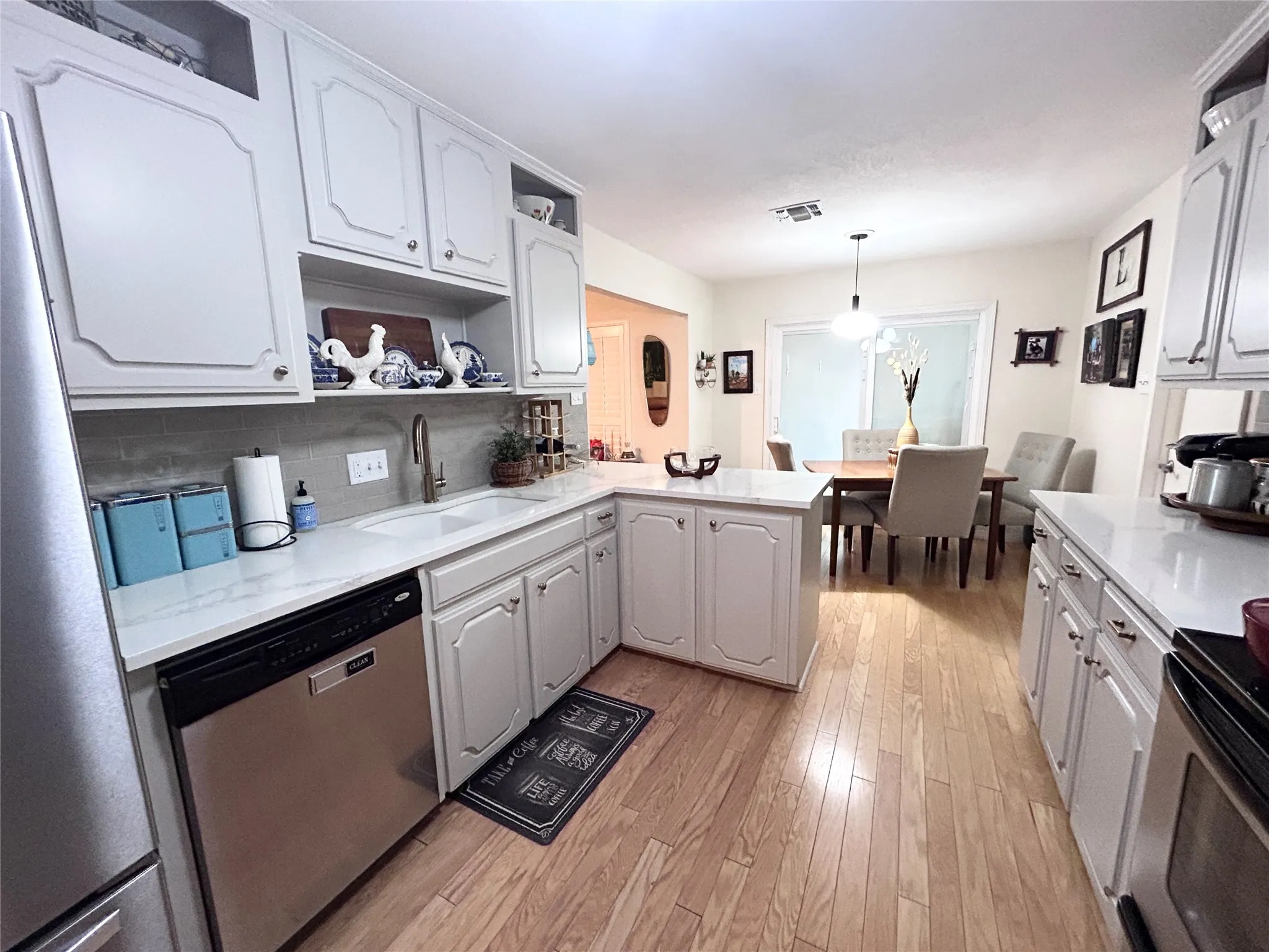 Single Family Residence For Rent in Hood County , 4512 Cimmaron Trail, De Cordova, Texas 76049, 3 Bedroom, 2 Bathroom, 2 Garage spaces, 1,710 Sqft, built in 1977, mls#21379396, Real Estate Agent in De Cordova, Homes For Rent in Hood county, Homes For Rent in De Cordova, Realtor in De Cordova Texas, Real Estate Brokerage Independent Realty Texas, Luminita Cordes Realtor