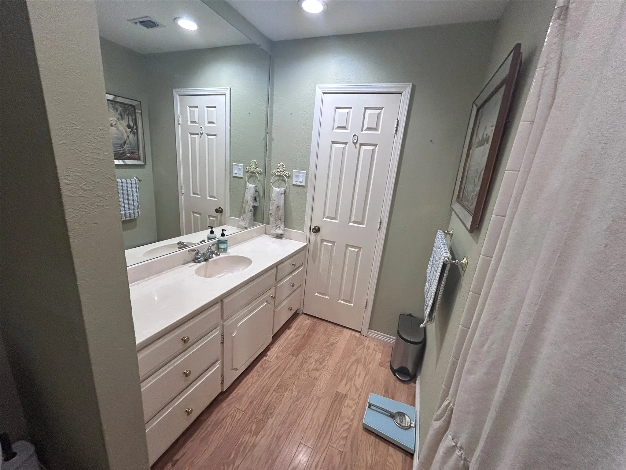 Single Family Residence For Rent in Hood County , 4512 Cimmaron Trail, De Cordova, Texas 76049, 3 Bedroom, 2 Bathroom, 2 Garage spaces, 1,710 Sqft, built in 1977, mls#21379396, Real Estate Agent in De Cordova, Homes For Rent in Hood county, Homes For Rent in De Cordova, Realtor in De Cordova Texas, Real Estate Brokerage Independent Realty Texas, Luminita Cordes Realtor