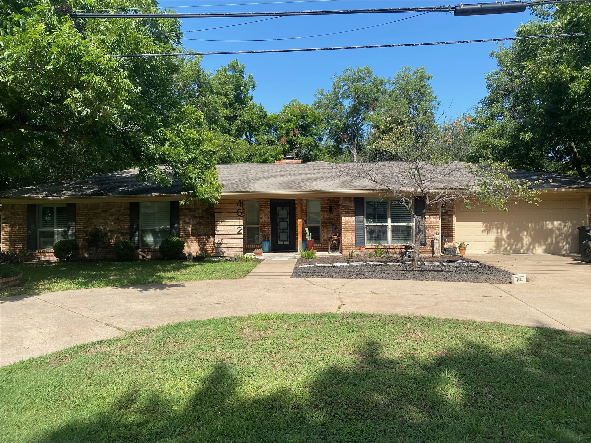 Single Family Residence For Rent in Hood County , 4512 Cimmaron Trail, De Cordova, Texas 76049, 3 Bedroom, 2 Bathroom, 2 Garage spaces, 1,710 Sqft, built in 1977, mls#21379396, Real Estate Agent in De Cordova, Homes For Rent in Hood county, Homes For Rent in De Cordova, Realtor in De Cordova Texas, Real Estate Brokerage Independent Realty Texas, Luminita Cordes Realtor