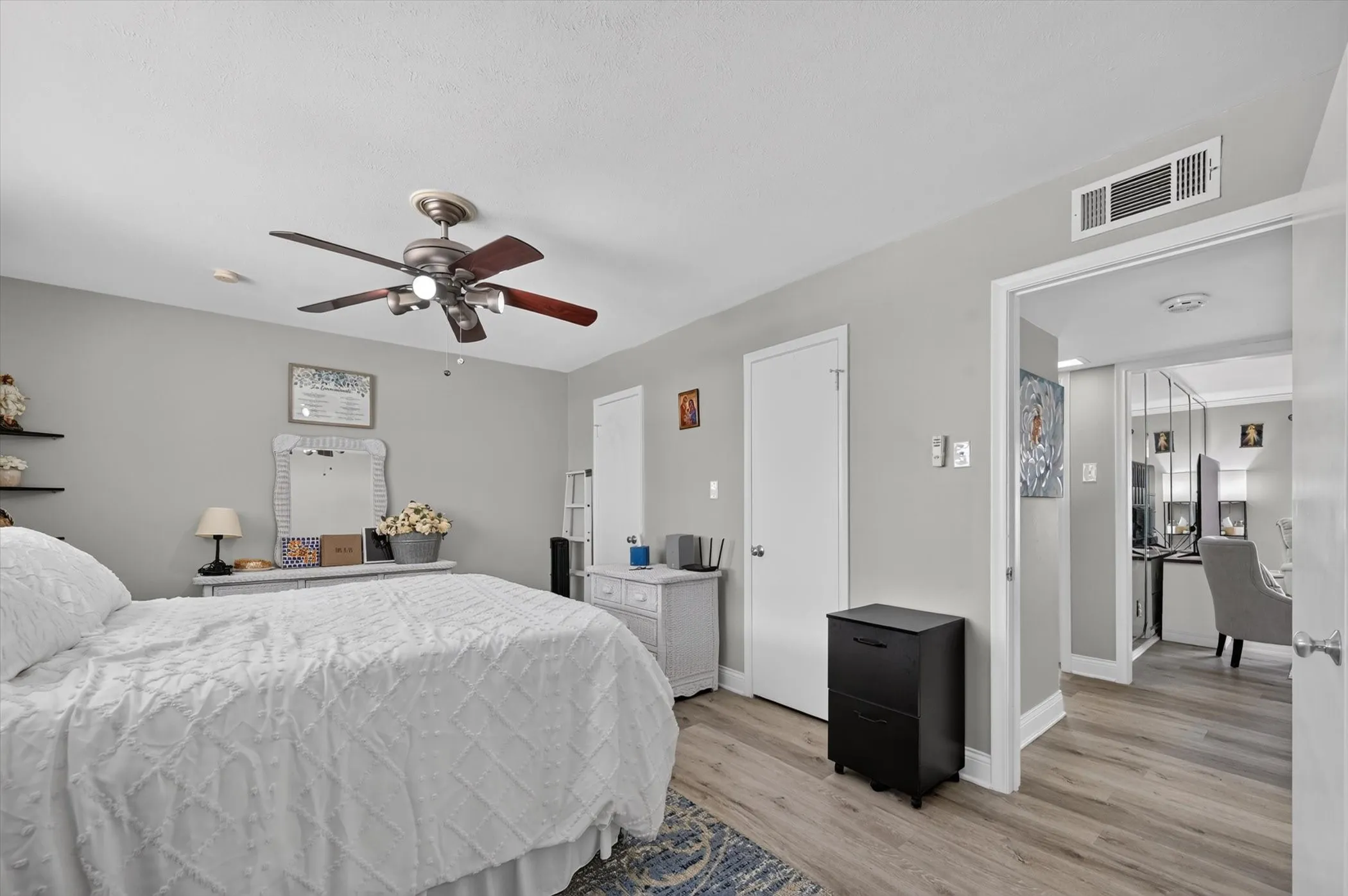 Condominium For Sale in Dallas County , 11116 Valleydale Drive D, Dallas, Texas 75230, 2 Bedroom, 2 Bathroom, Garage spaces, 1,044 Sqft, built in 1961, mls#21368843, Real Estate Agent in Dallas, Homes For Sale in Dallas county, Homes For Sale in Dallas, Realtor in Dallas Texas, Real Estate Brokerage Independent Realty Texas, Luminita Cordes Realtor