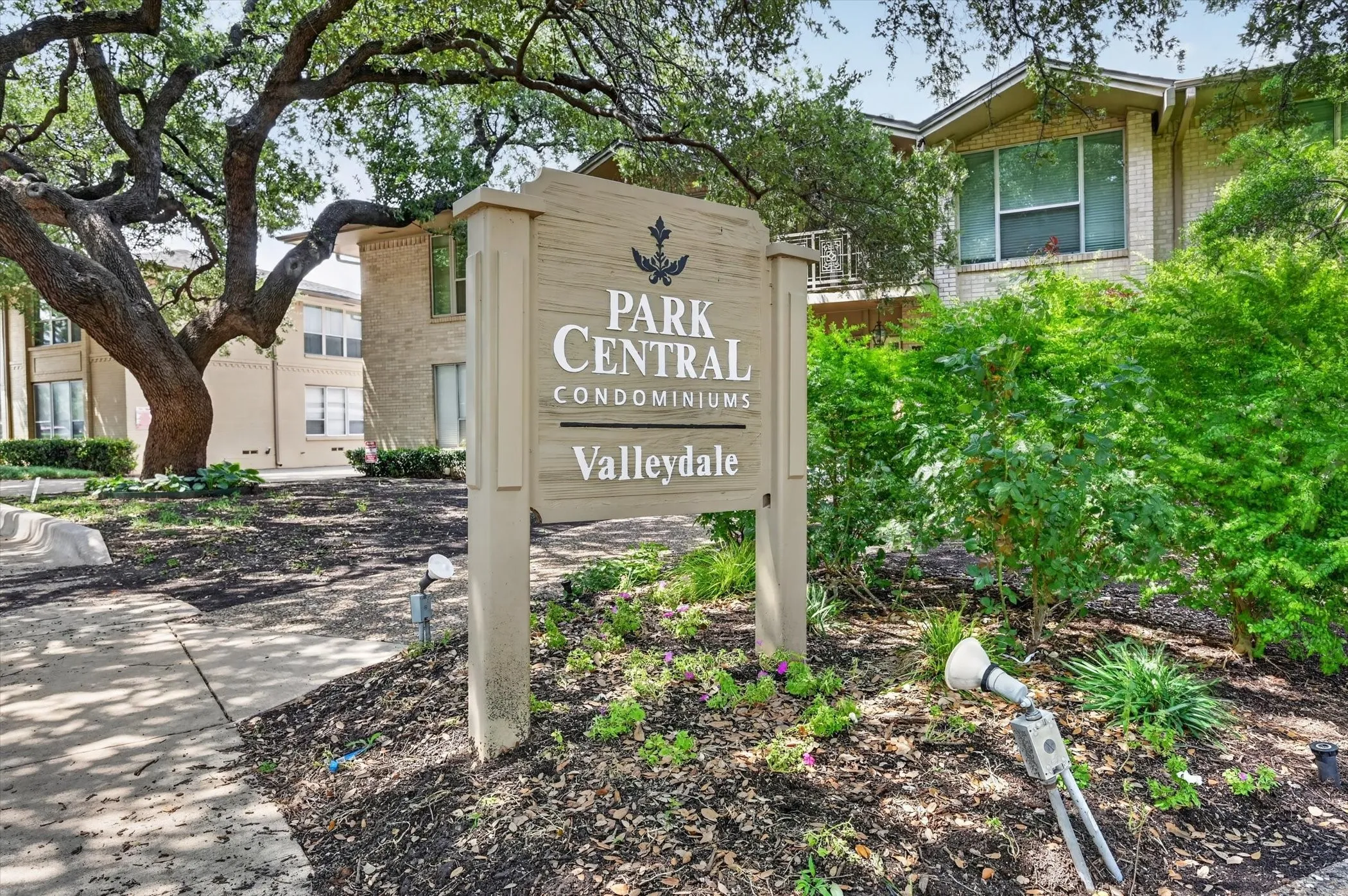 Condominium For Sale in Dallas County , 11116 Valleydale Drive D, Dallas, Texas 75230, 2 Bedroom, 2 Bathroom, Garage spaces, 1,044 Sqft, built in 1961, mls#21368843, Real Estate Agent in Dallas, Homes For Sale in Dallas county, Homes For Sale in Dallas, Realtor in Dallas Texas, Real Estate Brokerage Independent Realty Texas, Luminita Cordes Realtor