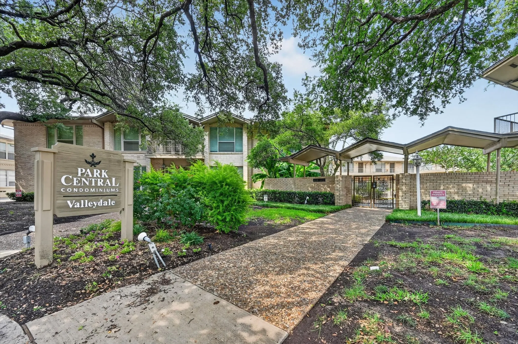 Condominium For Sale in Dallas County , 11116 Valleydale Drive D, Dallas, Texas 75230, 2 Bedroom, 2 Bathroom, Garage spaces, 1,044 Sqft, built in 1961, mls#21368843, Real Estate Agent in Dallas, Homes For Sale in Dallas county, Homes For Sale in Dallas, Realtor in Dallas Texas, Real Estate Brokerage Independent Realty Texas, Luminita Cordes Realtor
