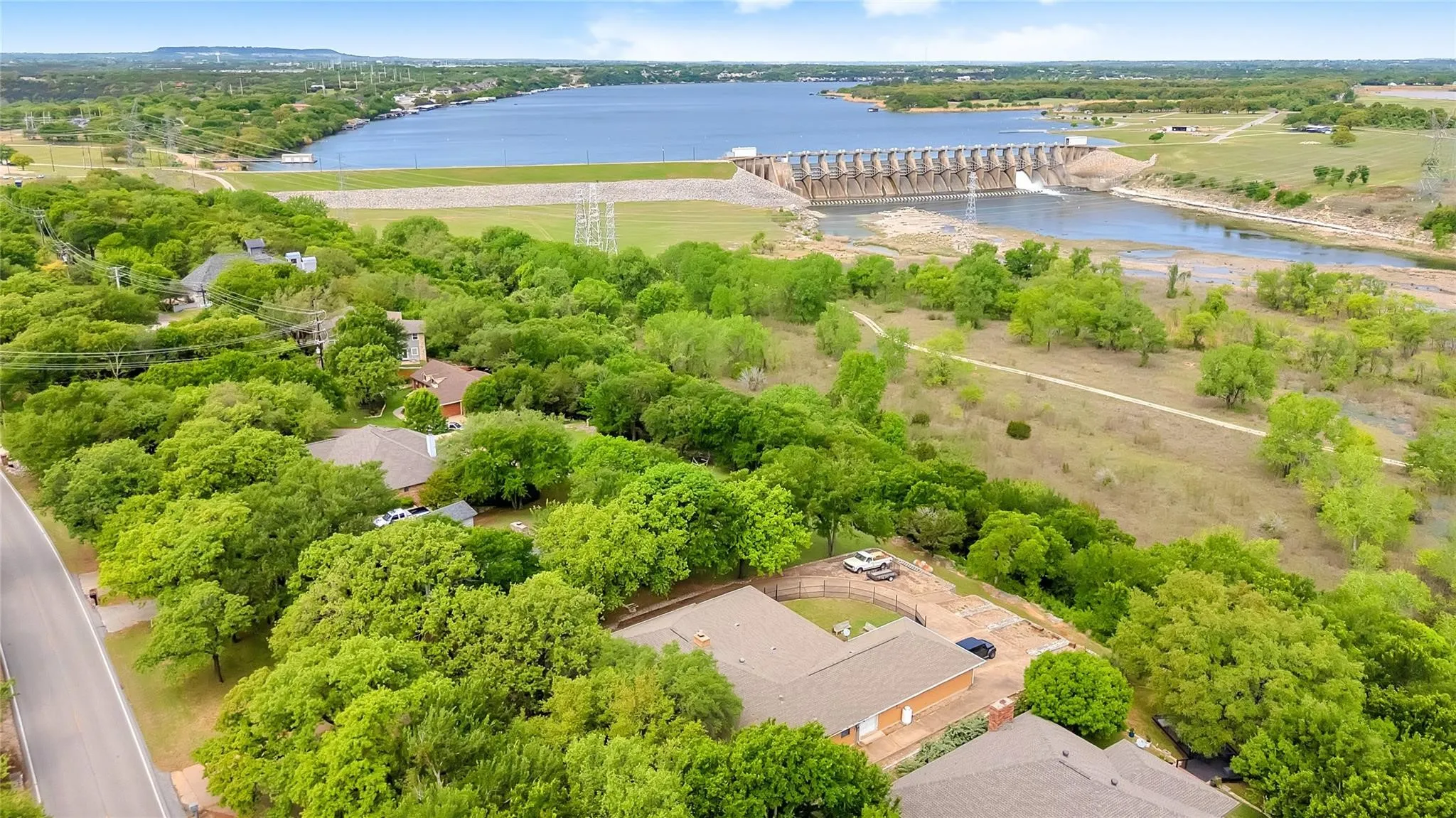 Single Family Residence For Sale in Hood County , 6212 Westover Drive, Granbury, Texas 76049, 4 Bedroom, 3 Bathroom, 3 Garage spaces, 3,171 Sqft, built in 1986, mls#21379759, Real Estate Agent in Granbury, Homes For Sale in Hood county, Homes For Sale in Granbury, Realtor in Granbury Texas, Real Estate Brokerage Independent Realty Texas, Luminita Cordes Realtor