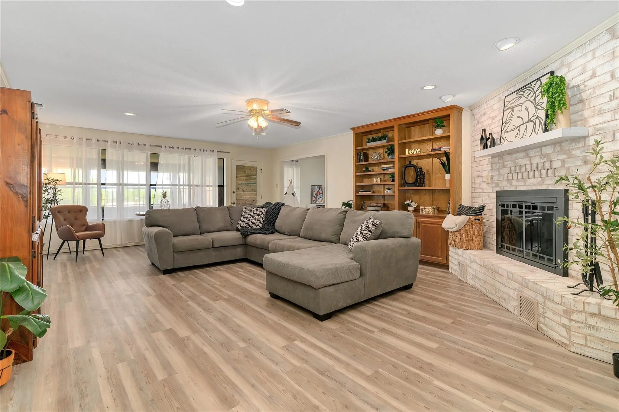 Single Family Residence For Sale in Hood County , 6212 Westover Drive, Granbury, Texas 76049, 4 Bedroom, 3 Bathroom, 3 Garage spaces, 3,171 Sqft, built in 1986, mls#21379759, Real Estate Agent in Granbury, Homes For Sale in Hood county, Homes For Sale in Granbury, Realtor in Granbury Texas, Real Estate Brokerage Independent Realty Texas, Luminita Cordes Realtor