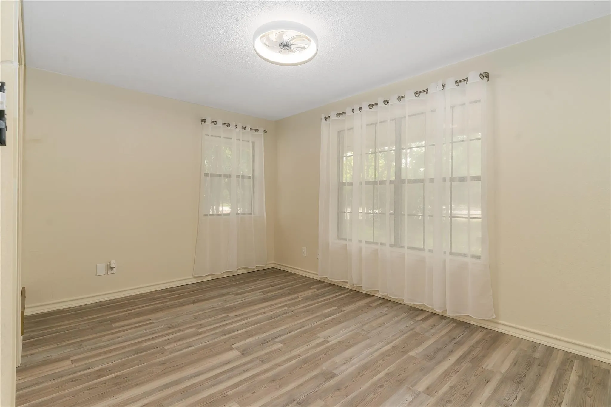 Single Family Residence For Sale in Hood County , 6212 Westover Drive, Granbury, Texas 76049, 4 Bedroom, 3 Bathroom, 3 Garage spaces, 3,171 Sqft, built in 1986, mls#21379759, Real Estate Agent in Granbury, Homes For Sale in Hood county, Homes For Sale in Granbury, Realtor in Granbury Texas, Real Estate Brokerage Independent Realty Texas, Luminita Cordes Realtor