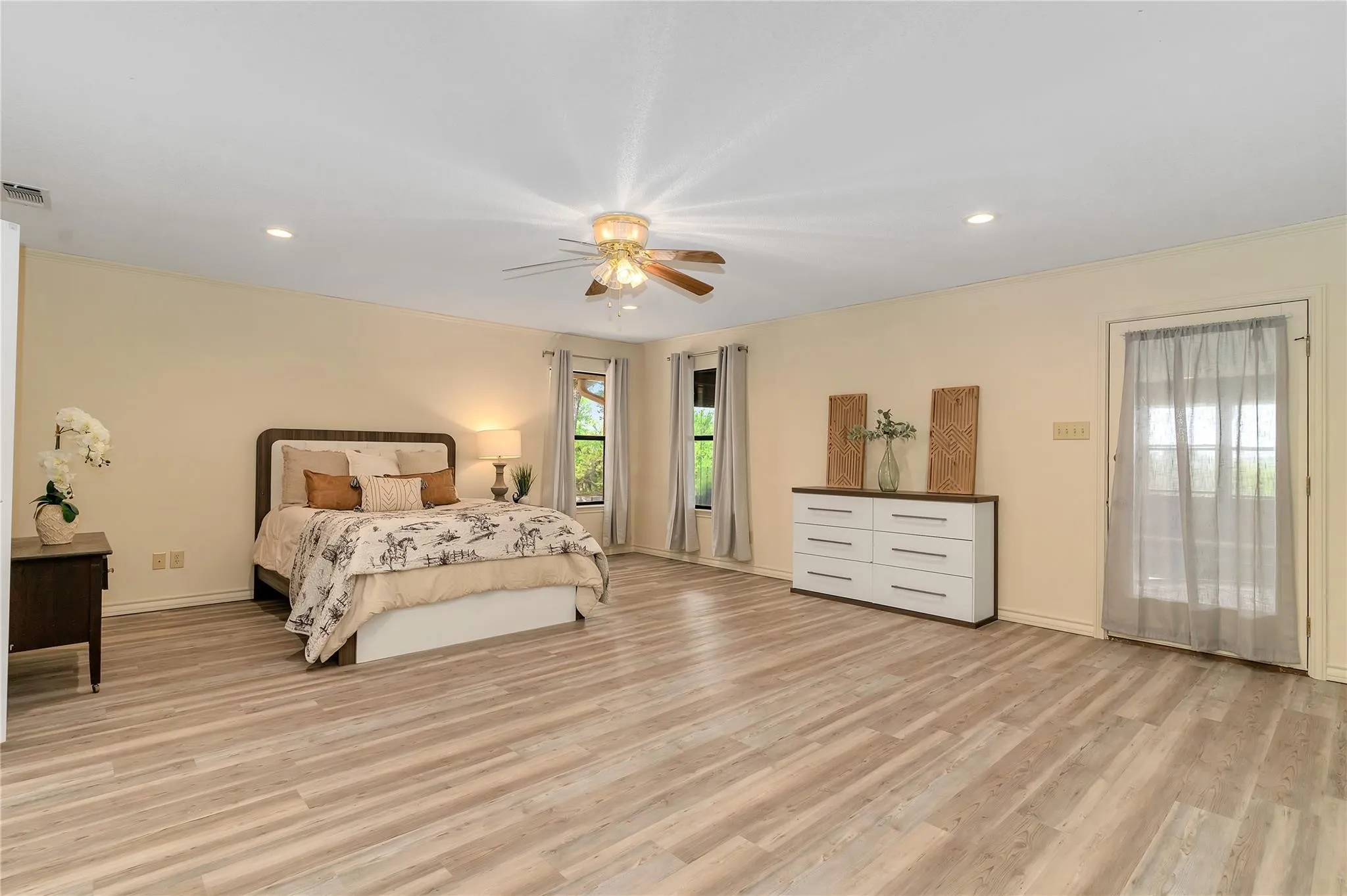 Single Family Residence For Sale in Hood County , 6212 Westover Drive, Granbury, Texas 76049, 4 Bedroom, 3 Bathroom, 3 Garage spaces, 3,171 Sqft, built in 1986, mls#21379759, Real Estate Agent in Granbury, Homes For Sale in Hood county, Homes For Sale in Granbury, Realtor in Granbury Texas, Real Estate Brokerage Independent Realty Texas, Luminita Cordes Realtor