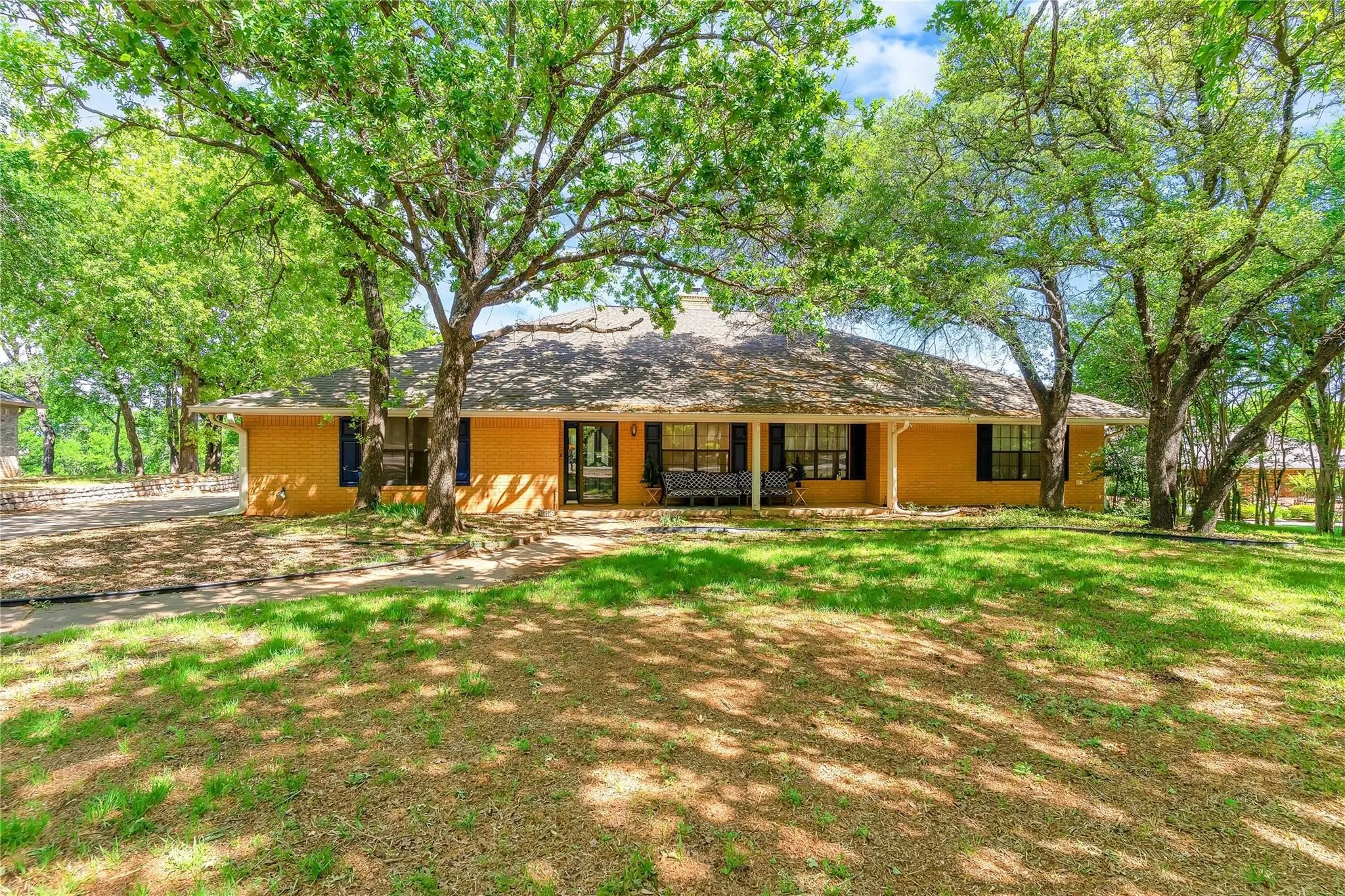 Single Family Residence For Sale in Hood County , 6212 Westover Drive, Granbury, Texas 76049, 4 Bedroom, 3 Bathroom, 3 Garage spaces, 3,171 Sqft, built in 1986, mls#21379759, Real Estate Agent in Granbury, Homes For Sale in Hood county, Homes For Sale in Granbury, Realtor in Granbury Texas, Real Estate Brokerage Independent Realty Texas, Luminita Cordes Realtor