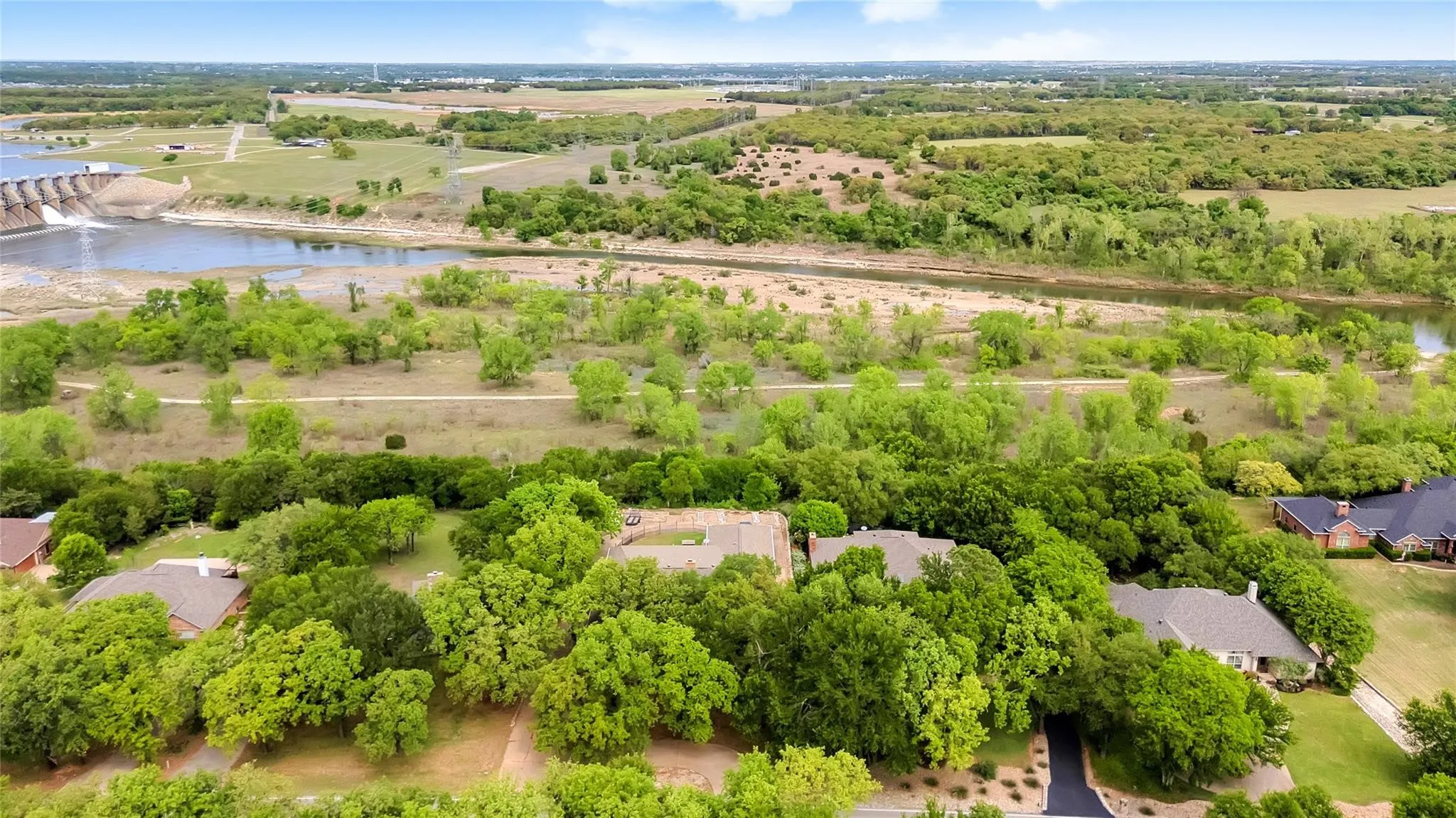 Single Family Residence For Sale in Hood County , 6212 Westover Drive, Granbury, Texas 76049, 4 Bedroom, 3 Bathroom, 3 Garage spaces, 3,171 Sqft, built in 1986, mls#21379759, Real Estate Agent in Granbury, Homes For Sale in Hood county, Homes For Sale in Granbury, Realtor in Granbury Texas, Real Estate Brokerage Independent Realty Texas, Luminita Cordes Realtor