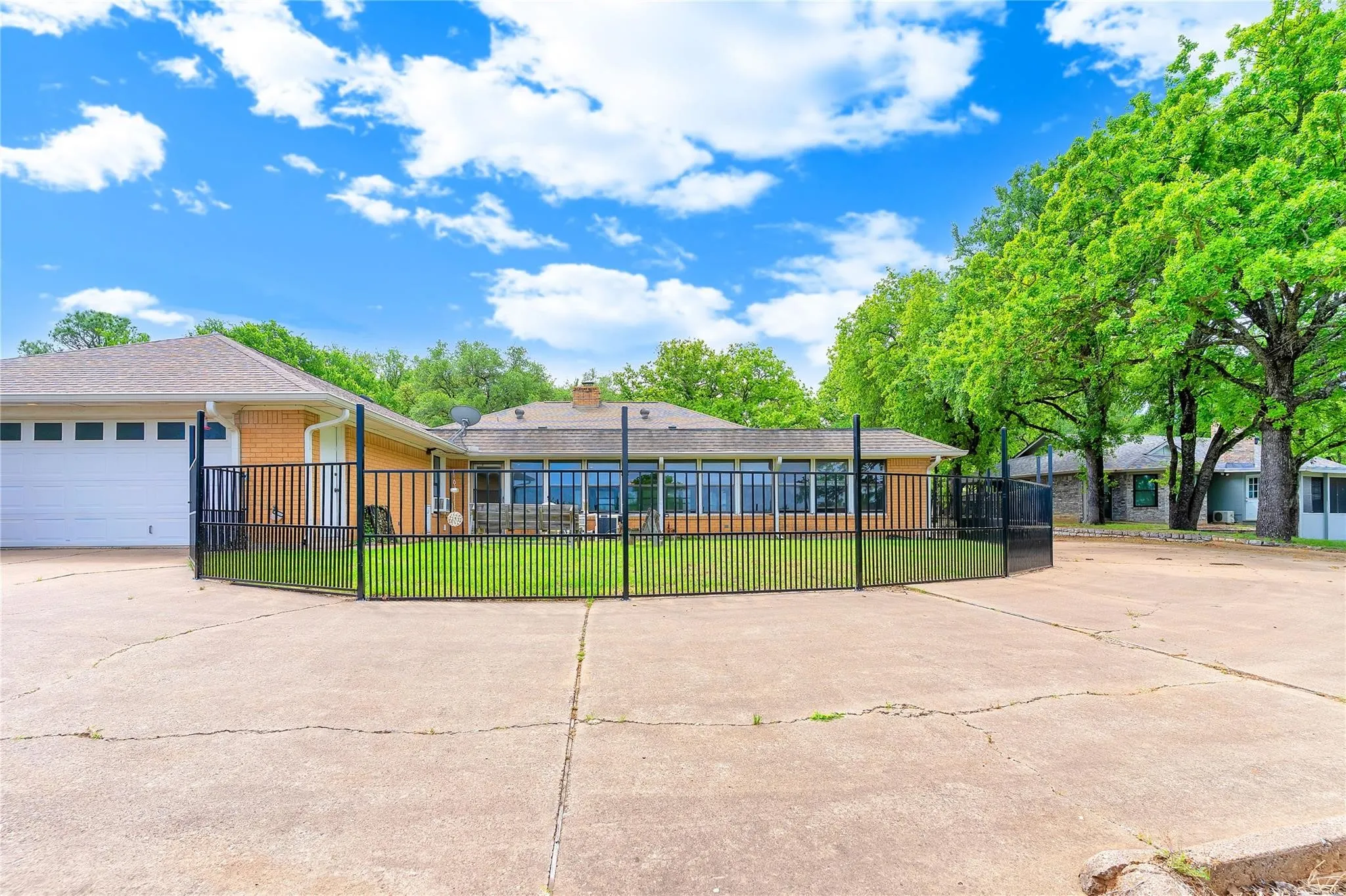 Single Family Residence For Sale in Hood County , 6212 Westover Drive, Granbury, Texas 76049, 4 Bedroom, 3 Bathroom, 3 Garage spaces, 3,171 Sqft, built in 1986, mls#21379759, Real Estate Agent in Granbury, Homes For Sale in Hood county, Homes For Sale in Granbury, Realtor in Granbury Texas, Real Estate Brokerage Independent Realty Texas, Luminita Cordes Realtor