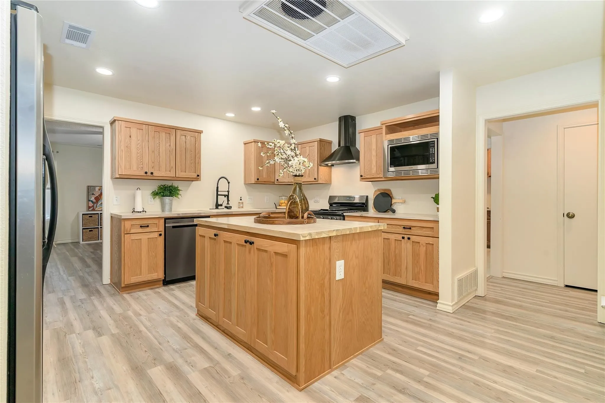 Single Family Residence For Sale in Hood County , 6212 Westover Drive, Granbury, Texas 76049, 4 Bedroom, 3 Bathroom, 3 Garage spaces, 3,171 Sqft, built in 1986, mls#21379759, Real Estate Agent in Granbury, Homes For Sale in Hood county, Homes For Sale in Granbury, Realtor in Granbury Texas, Real Estate Brokerage Independent Realty Texas, Luminita Cordes Realtor
