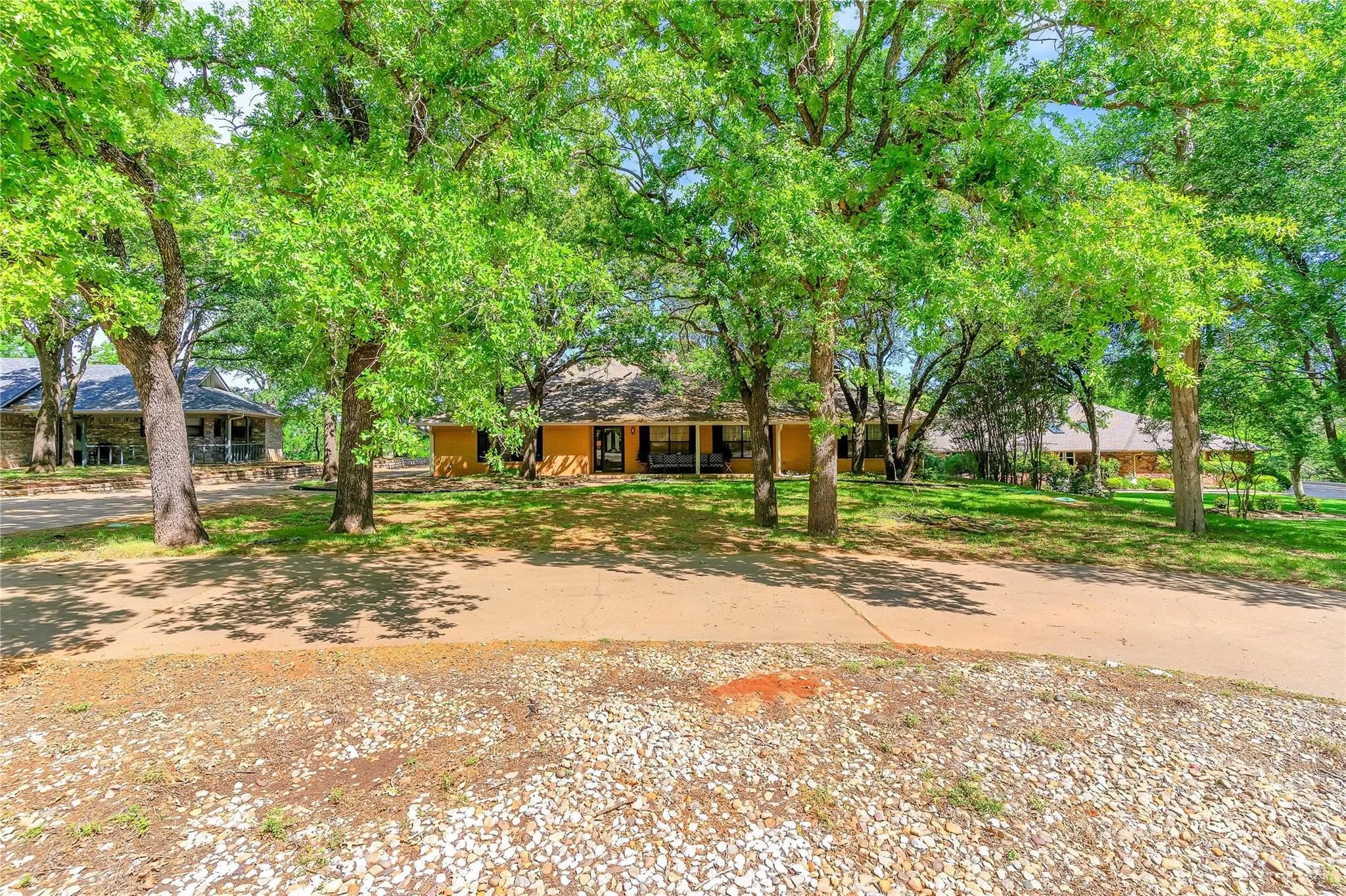 Single Family Residence For Sale in Hood County , 6212 Westover Drive, Granbury, Texas 76049, 4 Bedroom, 3 Bathroom, 3 Garage spaces, 3,171 Sqft, built in 1986, mls#21379759, Real Estate Agent in Granbury, Homes For Sale in Hood county, Homes For Sale in Granbury, Realtor in Granbury Texas, Real Estate Brokerage Independent Realty Texas, Luminita Cordes Realtor