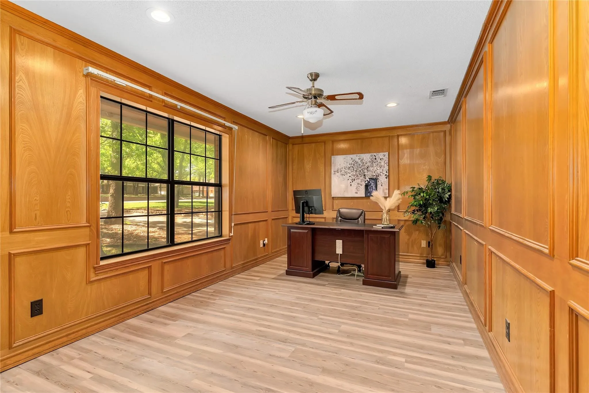 Single Family Residence For Sale in Hood County , 6212 Westover Drive, Granbury, Texas 76049, 4 Bedroom, 3 Bathroom, 3 Garage spaces, 3,171 Sqft, built in 1986, mls#21379759, Real Estate Agent in Granbury, Homes For Sale in Hood county, Homes For Sale in Granbury, Realtor in Granbury Texas, Real Estate Brokerage Independent Realty Texas, Luminita Cordes Realtor