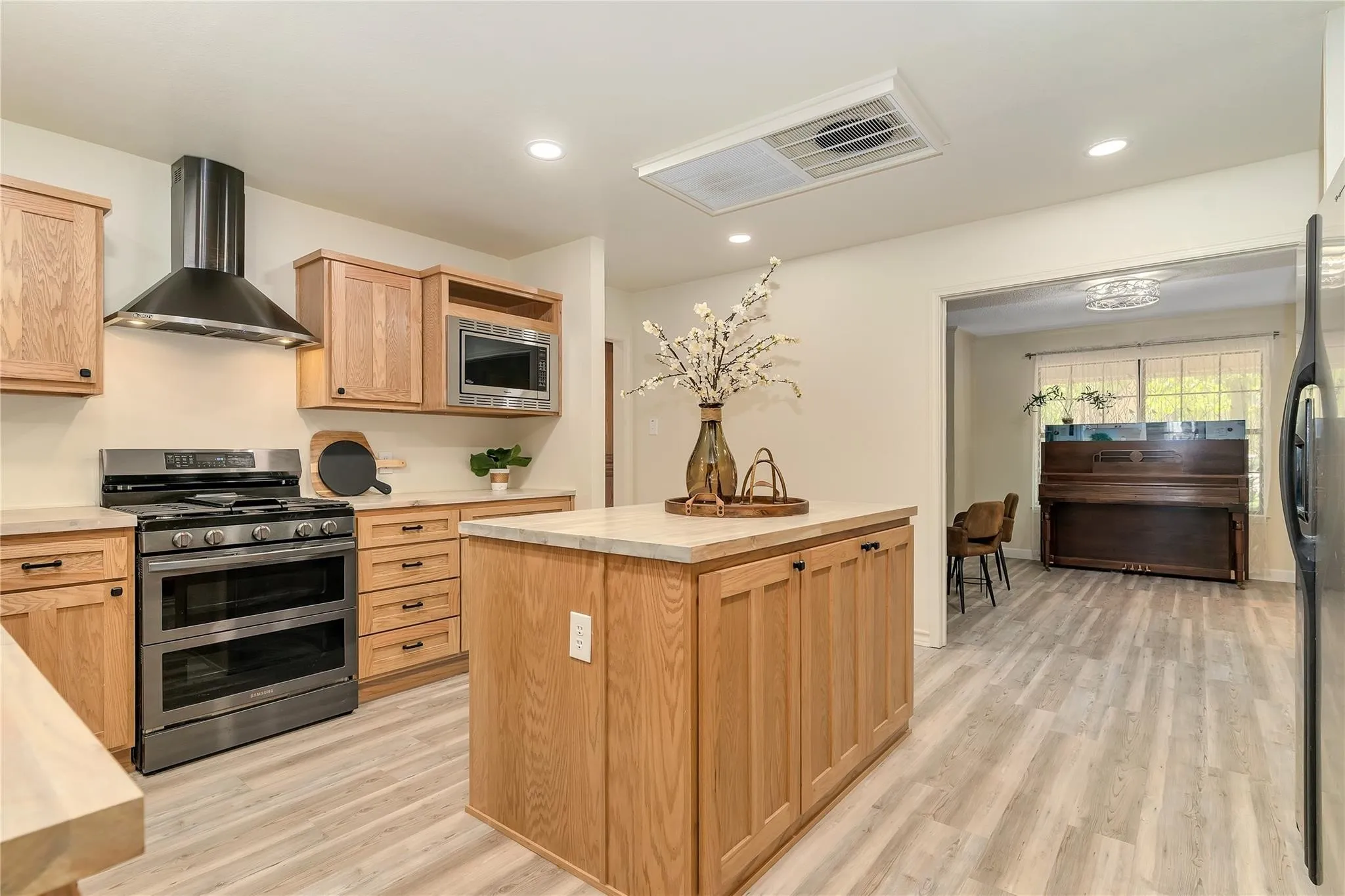 Single Family Residence For Sale in Hood County , 6212 Westover Drive, Granbury, Texas 76049, 4 Bedroom, 3 Bathroom, 3 Garage spaces, 3,171 Sqft, built in 1986, mls#21379759, Real Estate Agent in Granbury, Homes For Sale in Hood county, Homes For Sale in Granbury, Realtor in Granbury Texas, Real Estate Brokerage Independent Realty Texas, Luminita Cordes Realtor