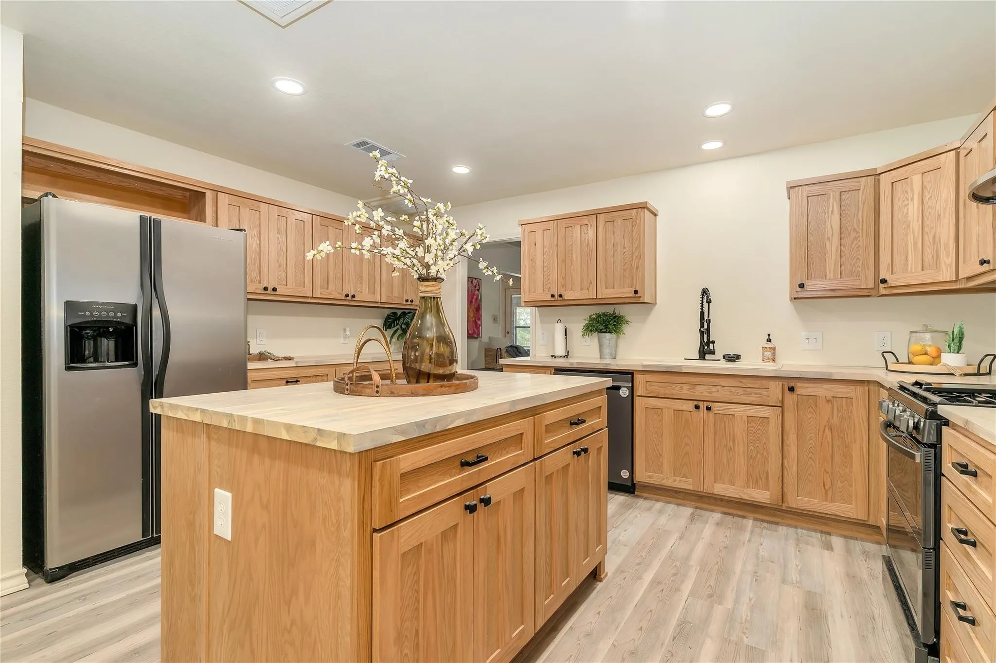 Single Family Residence For Sale in Hood County , 6212 Westover Drive, Granbury, Texas 76049, 4 Bedroom, 3 Bathroom, 3 Garage spaces, 3,171 Sqft, built in 1986, mls#21379759, Real Estate Agent in Granbury, Homes For Sale in Hood county, Homes For Sale in Granbury, Realtor in Granbury Texas, Real Estate Brokerage Independent Realty Texas, Luminita Cordes Realtor