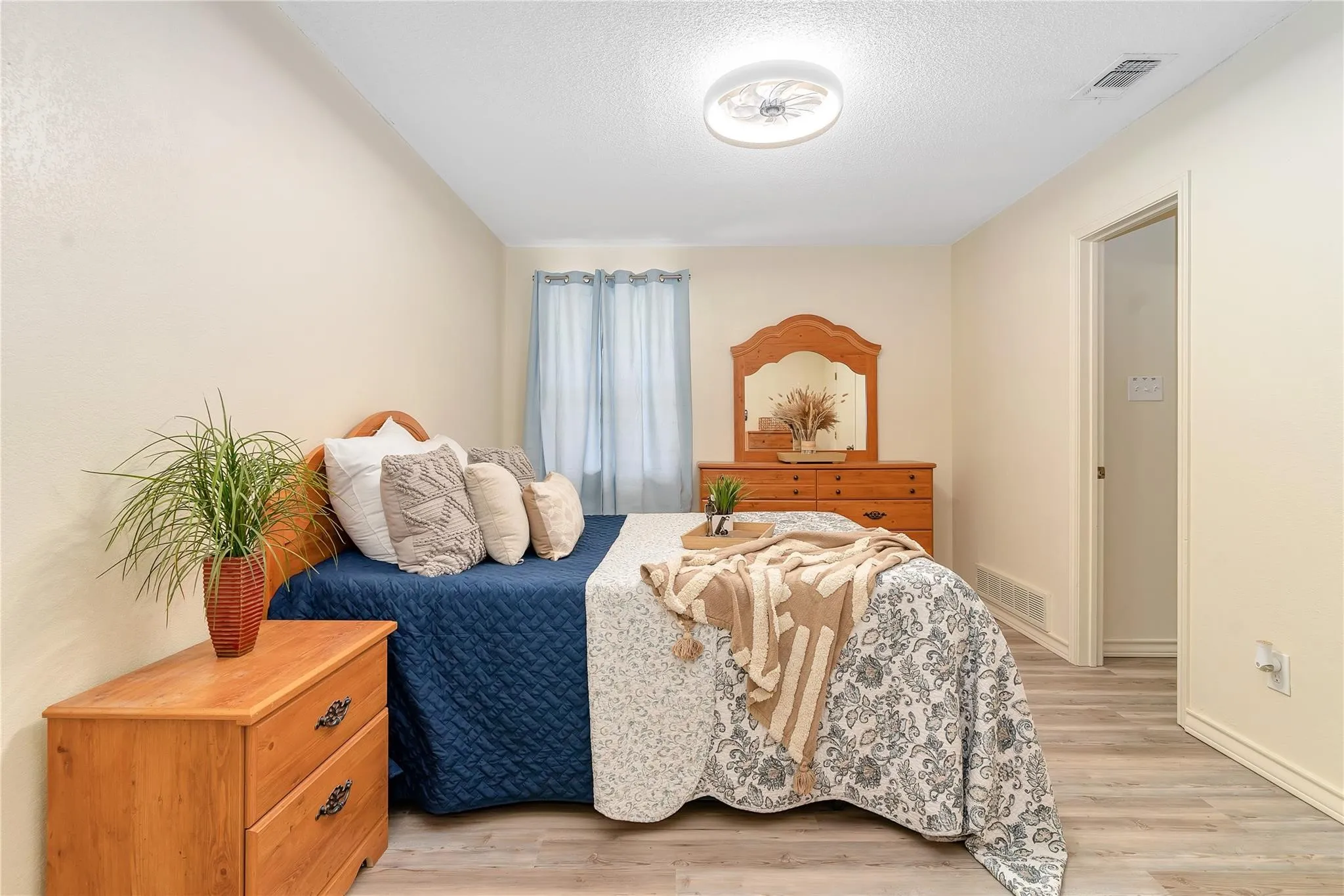 Single Family Residence For Sale in Hood County , 6212 Westover Drive, Granbury, Texas 76049, 4 Bedroom, 3 Bathroom, 3 Garage spaces, 3,171 Sqft, built in 1986, mls#21379759, Real Estate Agent in Granbury, Homes For Sale in Hood county, Homes For Sale in Granbury, Realtor in Granbury Texas, Real Estate Brokerage Independent Realty Texas, Luminita Cordes Realtor