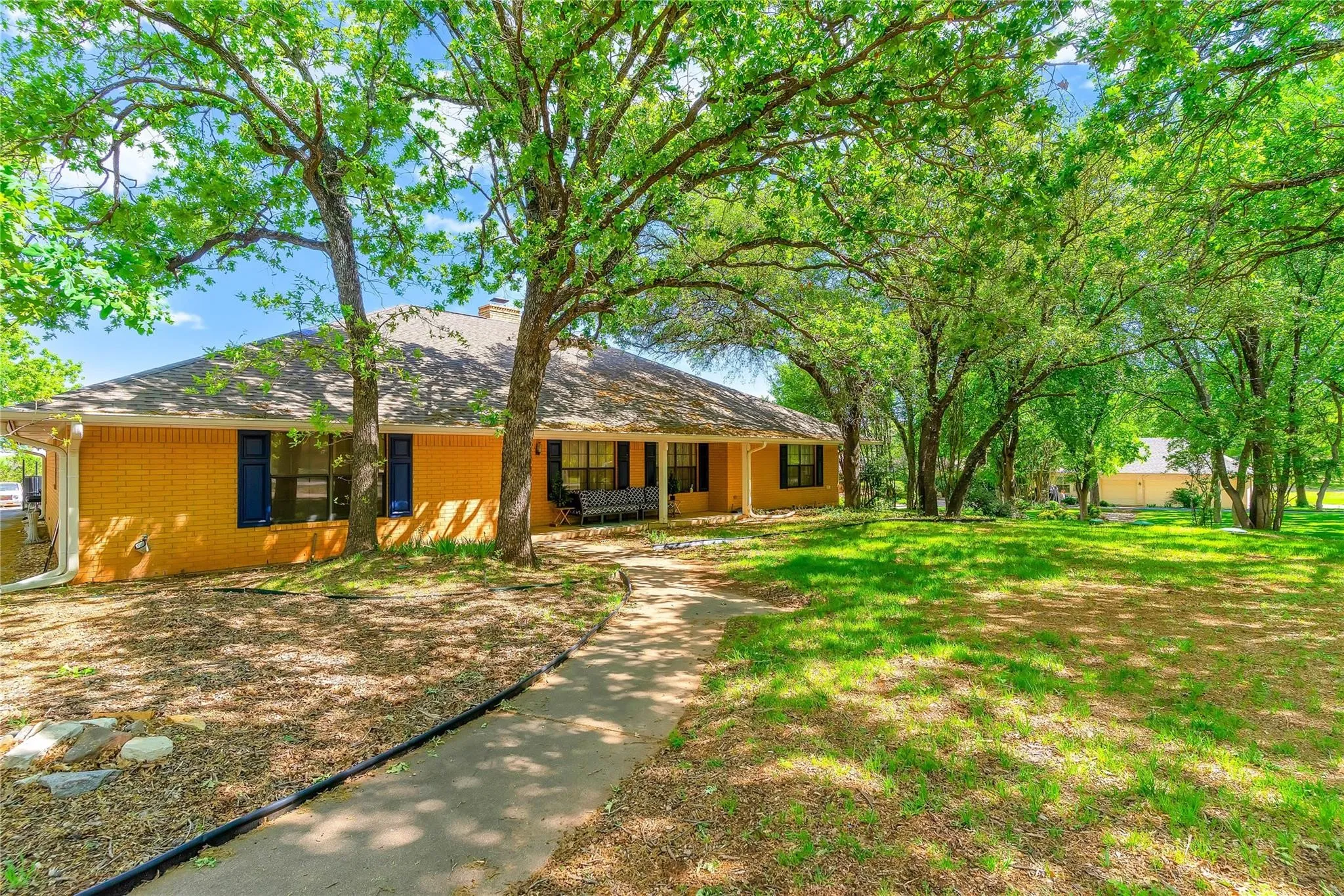 Single Family Residence For Sale in Hood County , 6212 Westover Drive, Granbury, Texas 76049, 4 Bedroom, 3 Bathroom, 3 Garage spaces, 3,171 Sqft, built in 1986, mls#21379759, Real Estate Agent in Granbury, Homes For Sale in Hood county, Homes For Sale in Granbury, Realtor in Granbury Texas, Real Estate Brokerage Independent Realty Texas, Luminita Cordes Realtor