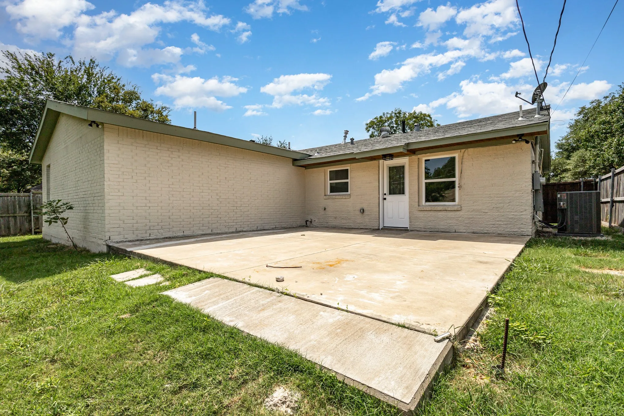 Single Family Residence For Rent in Dallas County , 13520 Glenside Drive, Farmers Branch, Texas 75234, 3 Bedroom, 2 Bathroom, 1 Garage spaces, 1,740 Sqft, built in 1956, mls#21380026, Real Estate Agent in Farmers Branch, Homes For Rent in Dallas county, Homes For Rent in Farmers Branch, Realtor in Farmers Branch Texas, Real Estate Brokerage Independent Realty Texas, Luminita Cordes Realtor